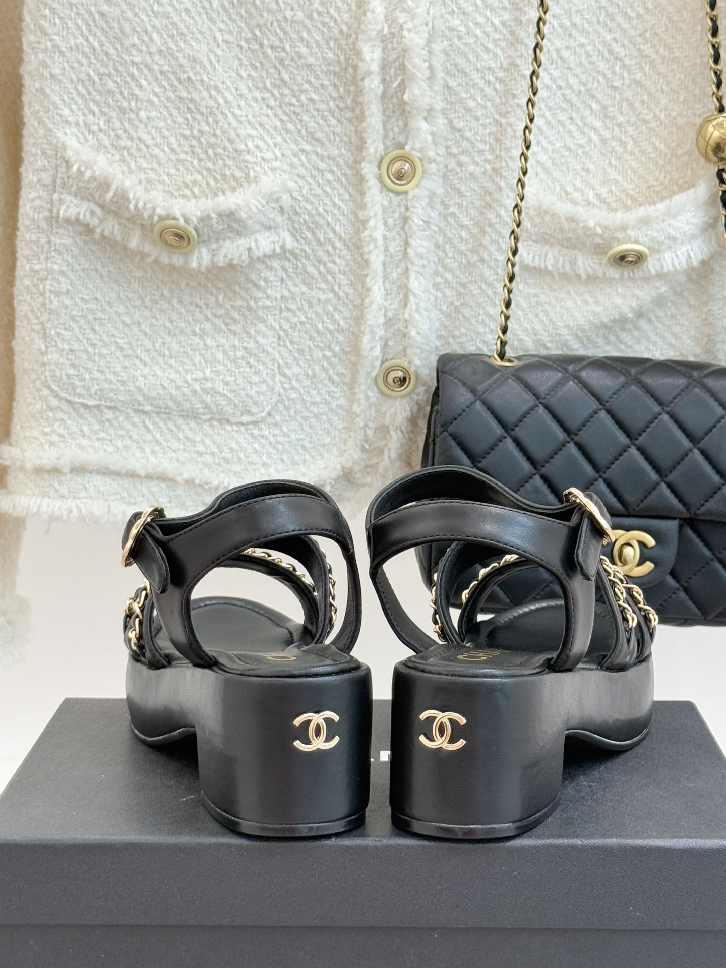 CHANE*｜小香25K新品双C链条厚底平底凉鞋当双C的光影交织链条的锋芒这款凉鞋便成了法式优雅的移动注