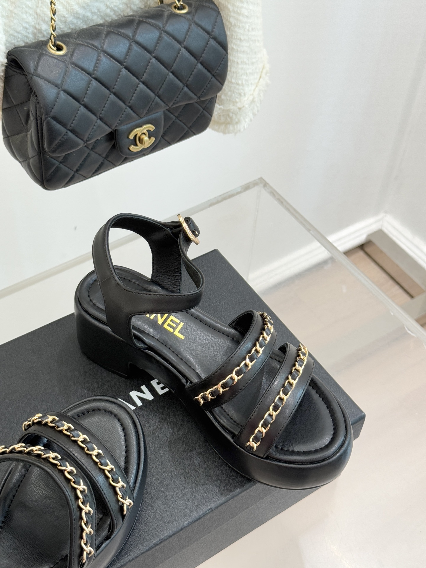 CHANE*｜小香25K新品双C链条厚底平底凉鞋当双C的光影交织链条的锋芒这款凉鞋便成了法式优雅的移动注