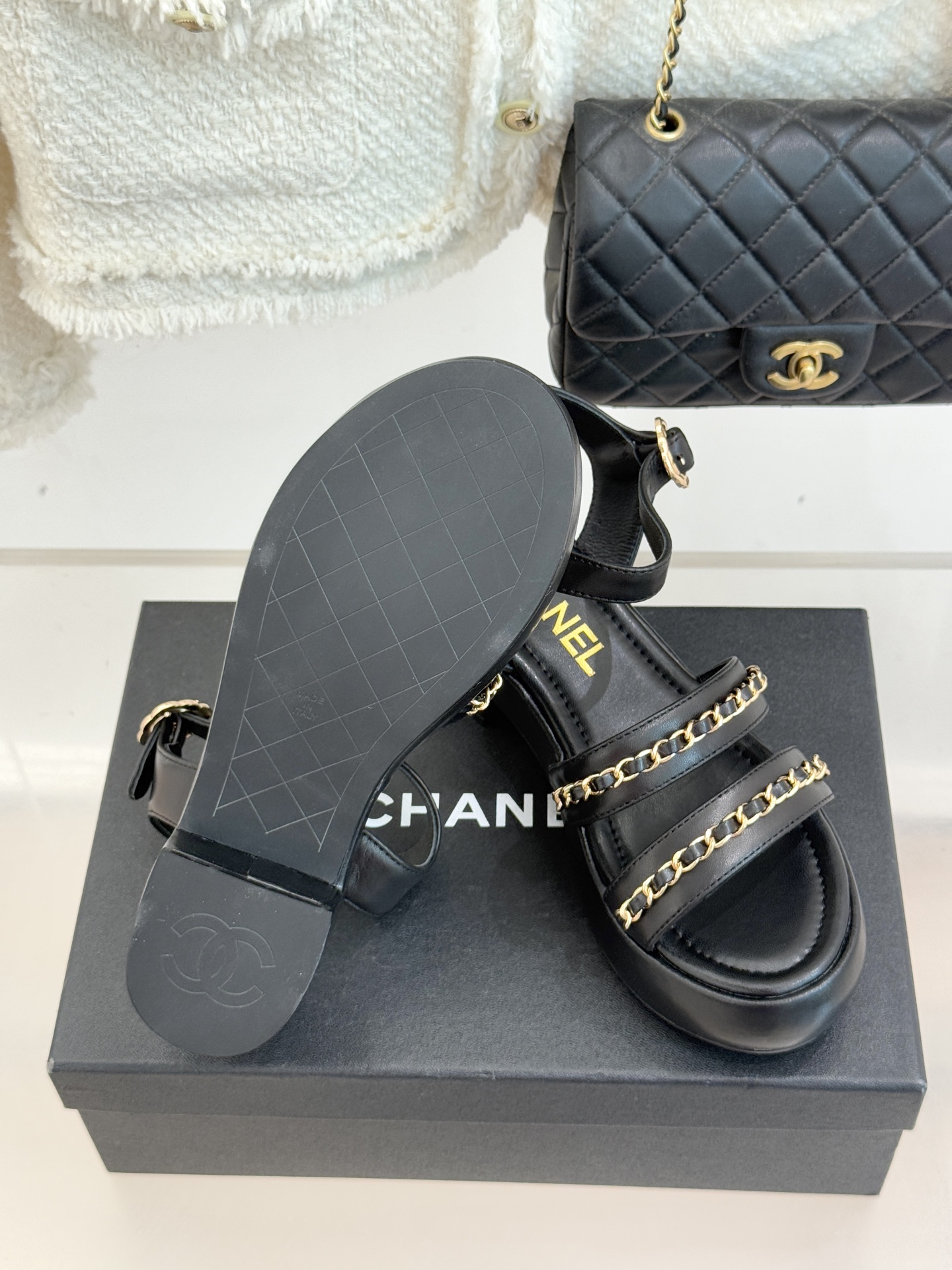 CHANE*｜小香25K新品双C链条厚底平底凉鞋当双C的光影交织链条的锋芒这款凉鞋便成了法式优雅的移动注
