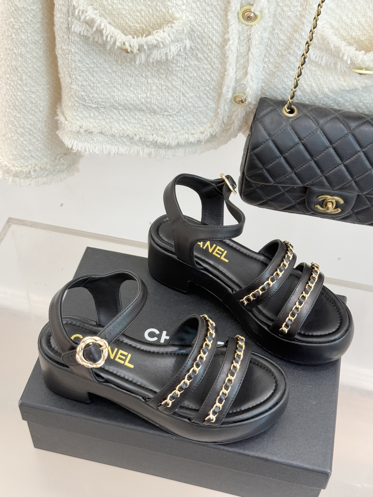 CHANE*｜小香25K新品双C链条厚底平底凉鞋当双C的光影交织链条的锋芒这款凉鞋便成了法式优雅的移动注