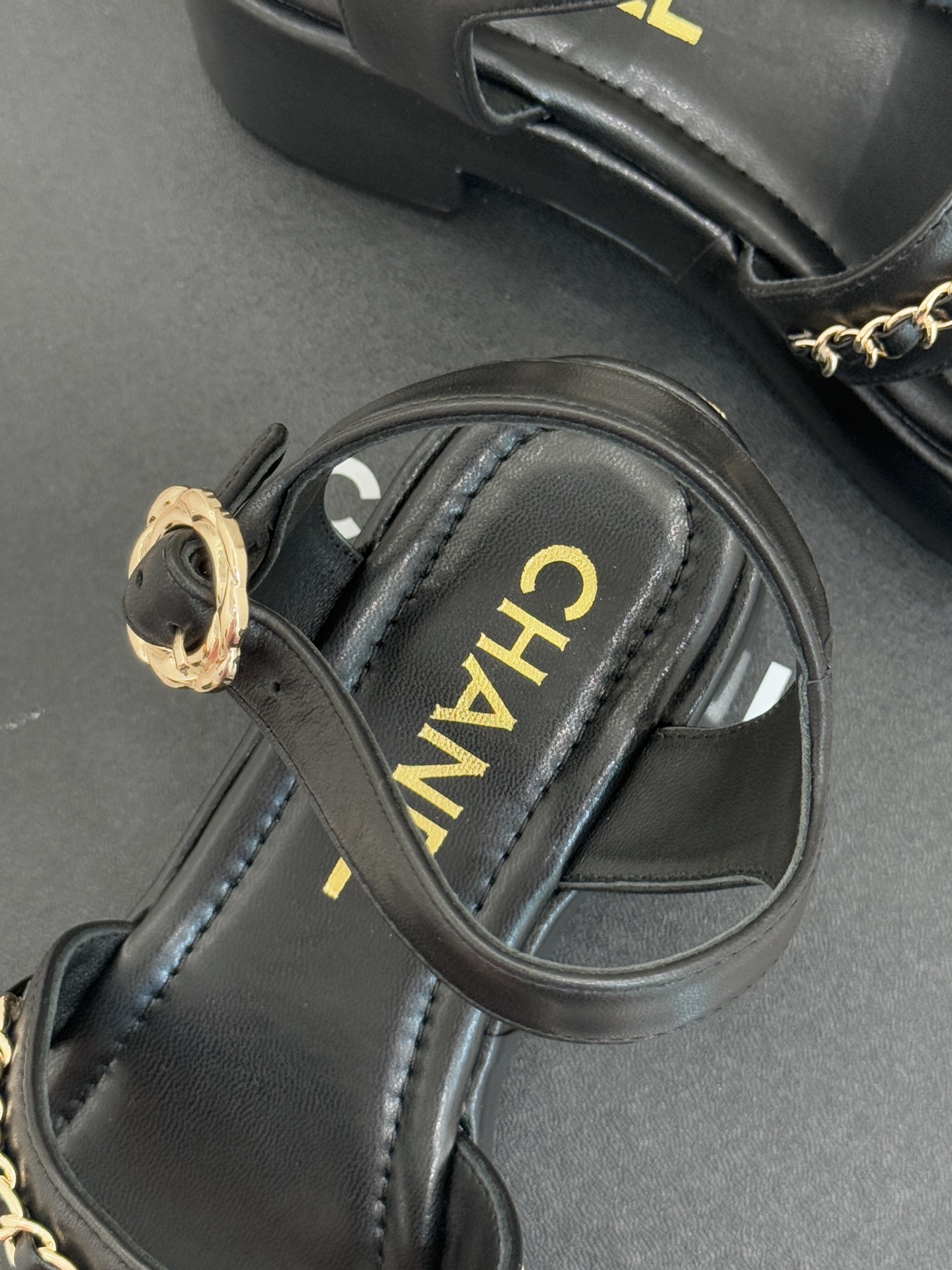 CHANE*｜小香25K新品双C链条厚底平底凉鞋当双C的光影交织链条的锋芒这款凉鞋便成了法式优雅的移动注