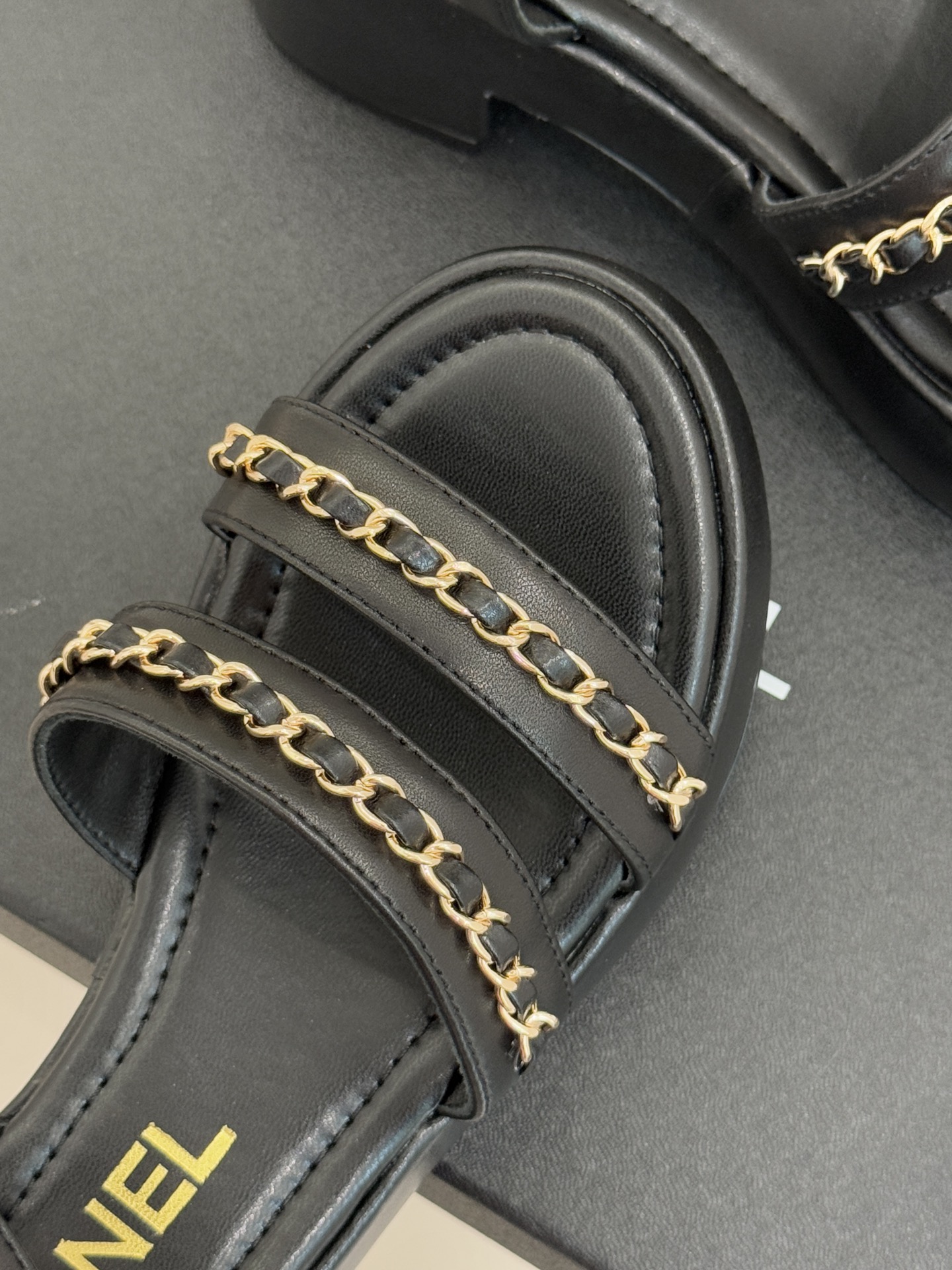 CHANE*｜小香25K新品双C链条厚底平底凉鞋当双C的光影交织链条的锋芒这款凉鞋便成了法式优雅的移动注