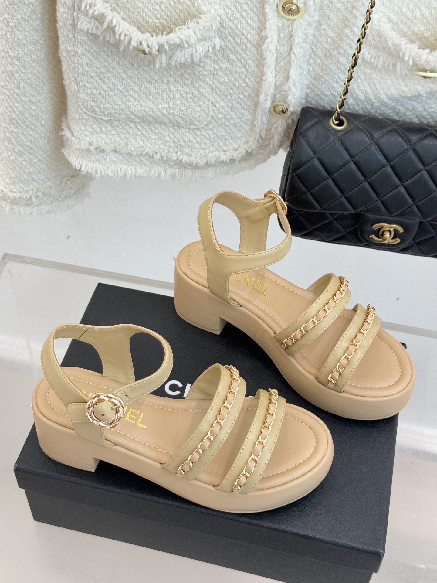 CHANE*｜小香25K新品双C链条厚底平底凉鞋当双C的光影交织链条的锋芒这款凉鞋便成了法式优雅的移动注