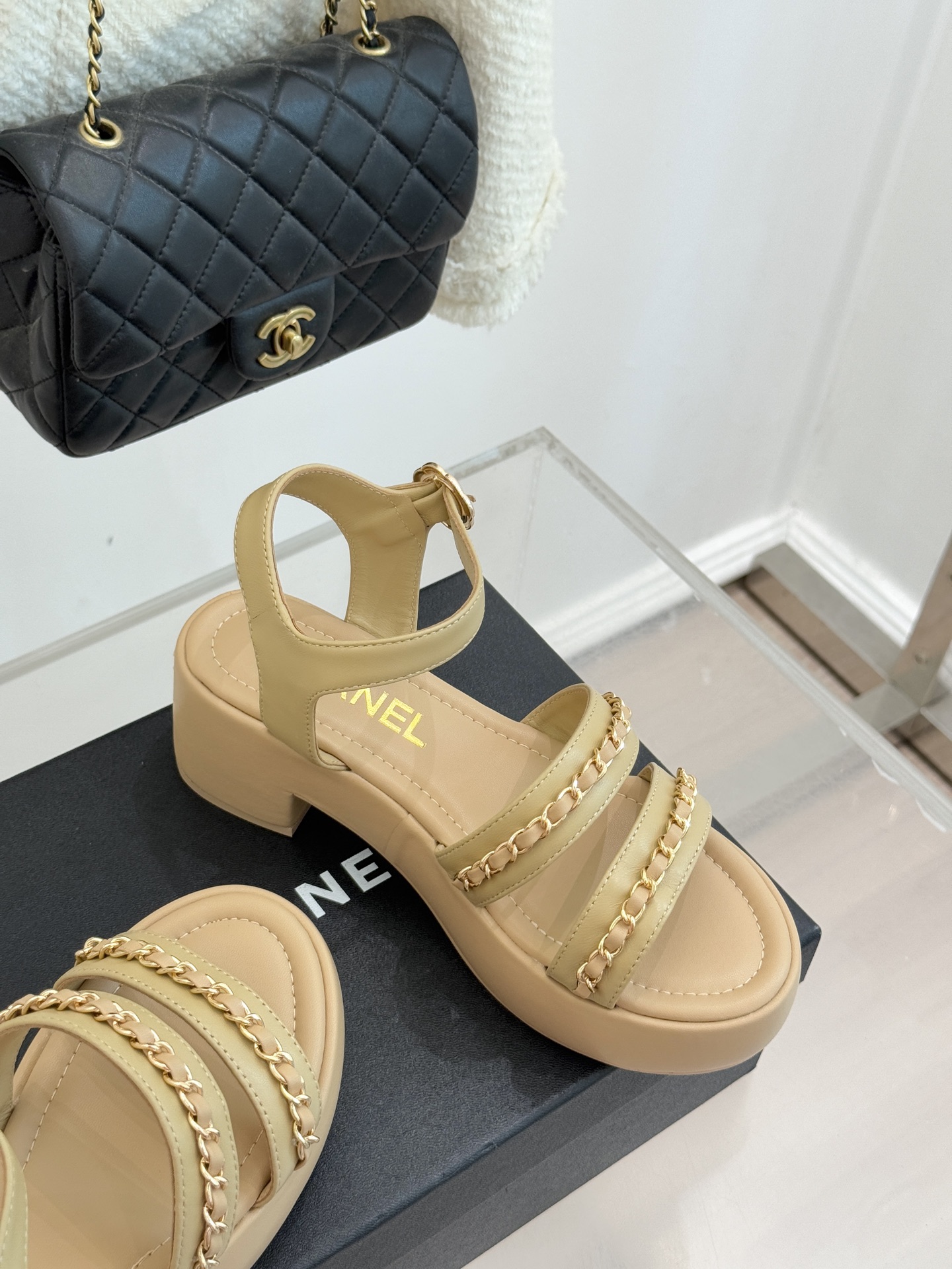 CHANE*｜小香25K新品双C链条厚底平底凉鞋当双C的光影交织链条的锋芒这款凉鞋便成了法式优雅的移动注