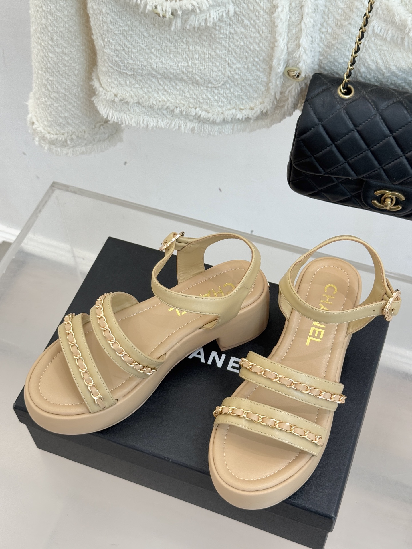 CHANE*｜小香25K新品双C链条厚底平底凉鞋当双C的光影交织链条的锋芒这款凉鞋便成了法式优雅的移动注