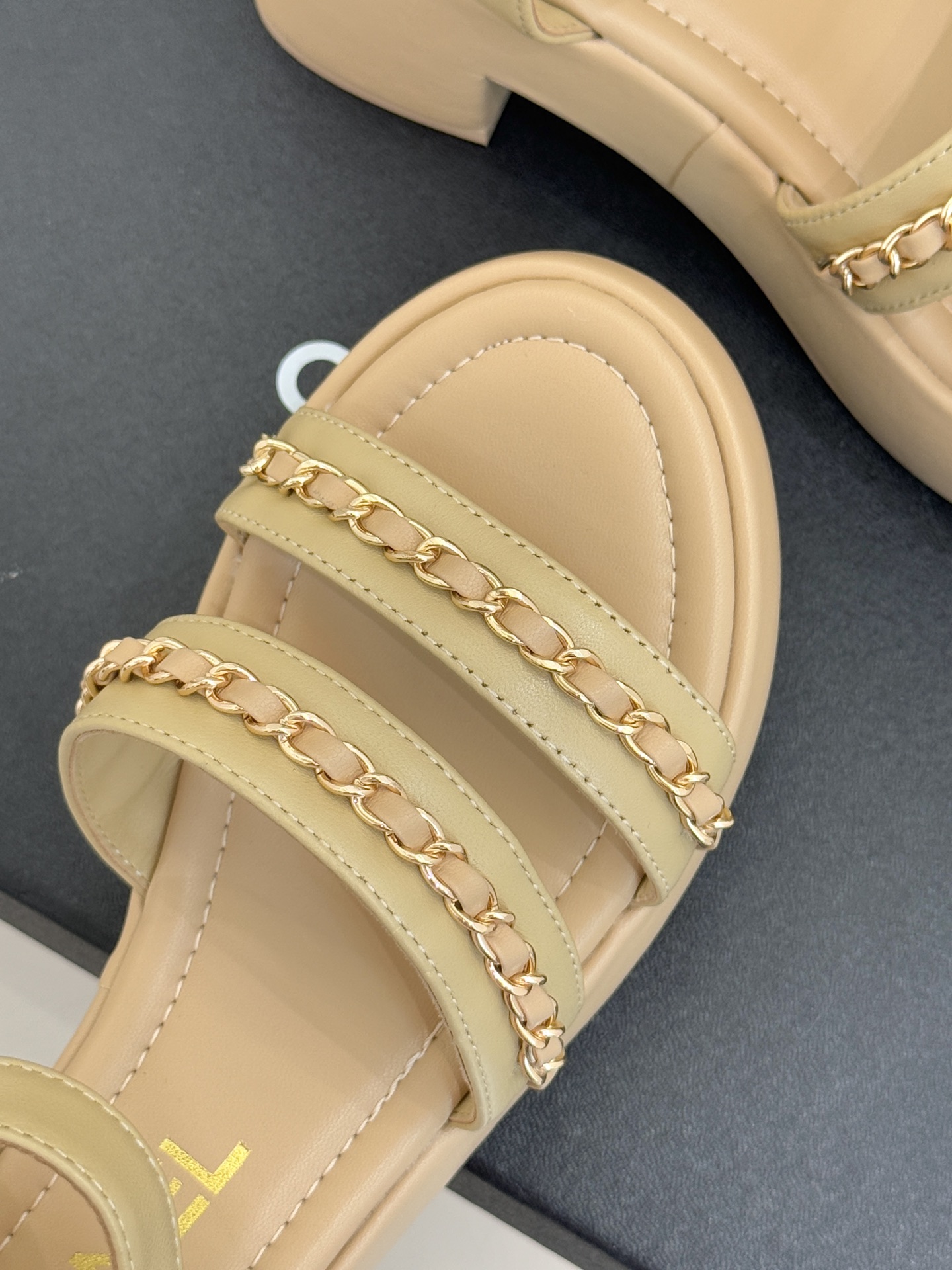 CHANE*｜小香25K新品双C链条厚底平底凉鞋当双C的光影交织链条的锋芒这款凉鞋便成了法式优雅的移动注