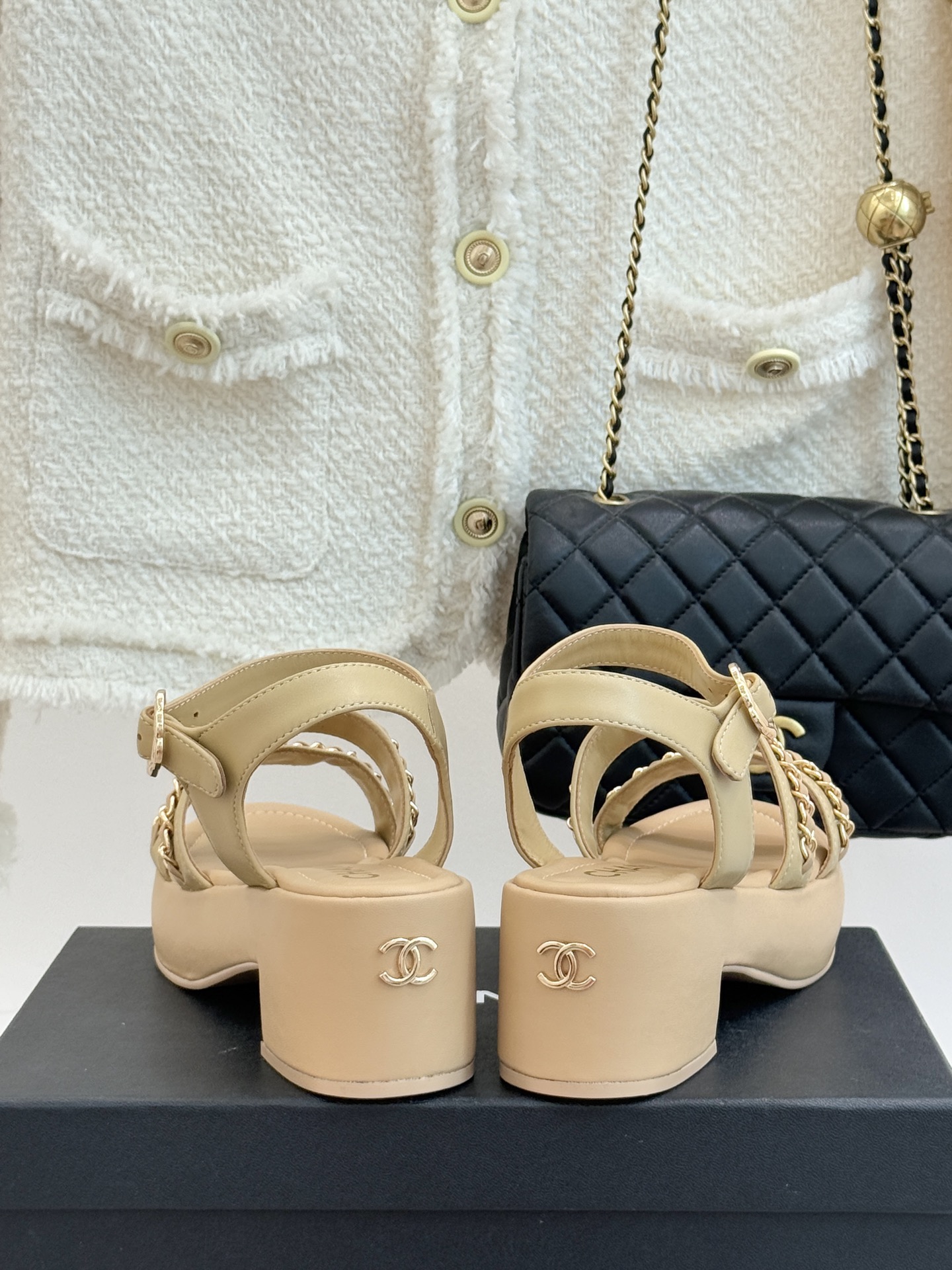 CHANE*｜小香25K新品双C链条厚底平底凉鞋当双C的光影交织链条的锋芒这款凉鞋便成了法式优雅的移动注