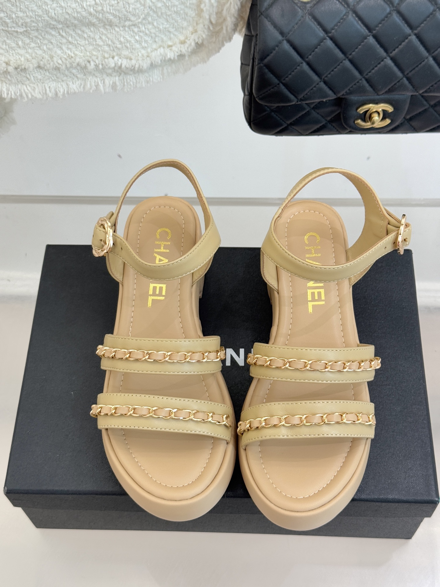 CHANE*｜小香25K新品双C链条厚底平底凉鞋当双C的光影交织链条的锋芒这款凉鞋便成了法式优雅的移动注