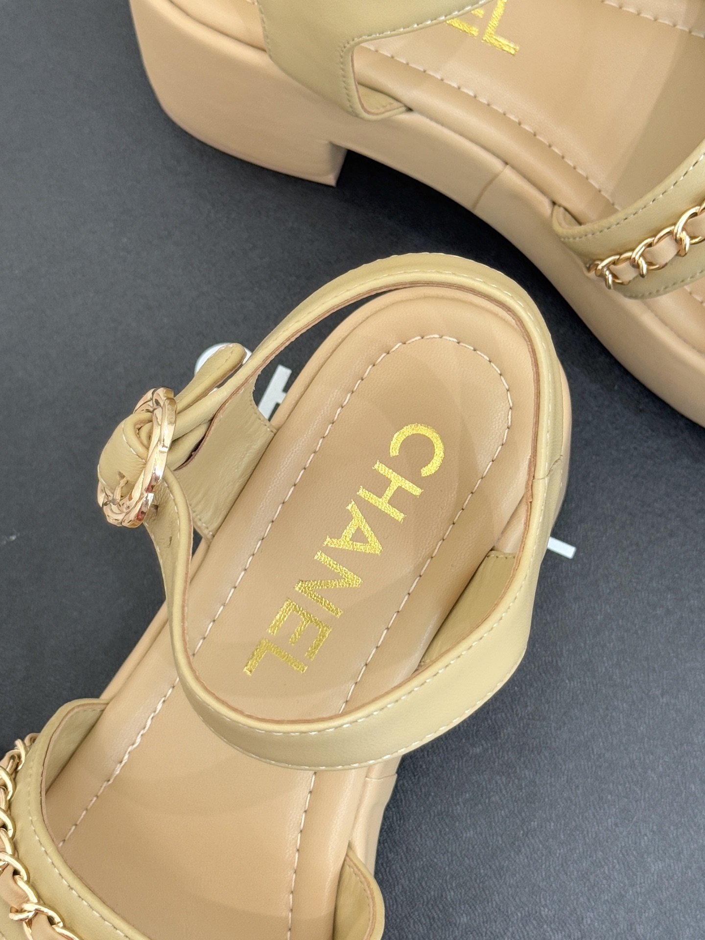 CHANE*｜小香25K新品双C链条厚底平底凉鞋当双C的光影交织链条的锋芒这款凉鞋便成了法式优雅的移动注