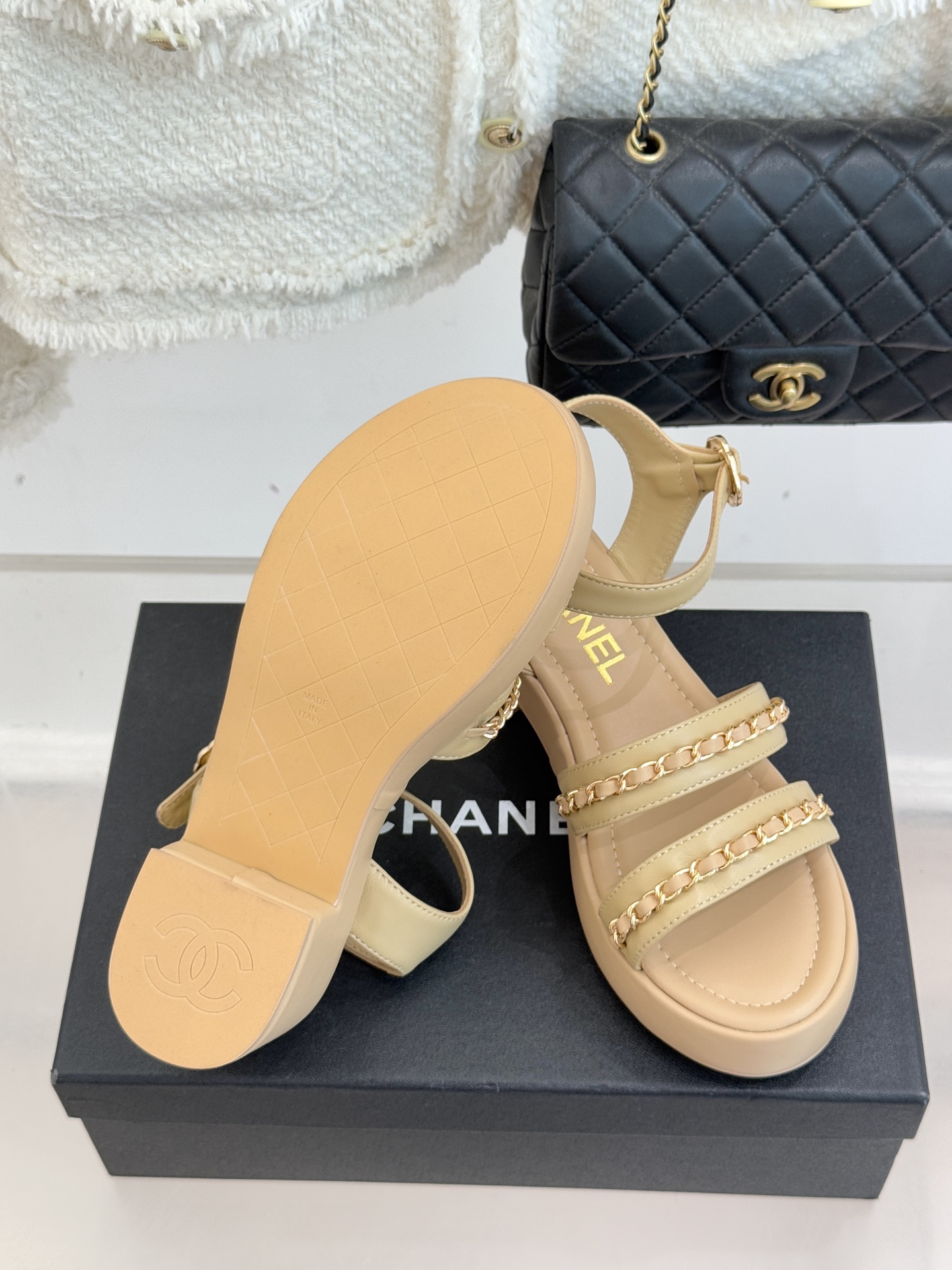 CHANE*｜小香25K新品双C链条厚底平底凉鞋当双C的光影交织链条的锋芒这款凉鞋便成了法式优雅的移动注