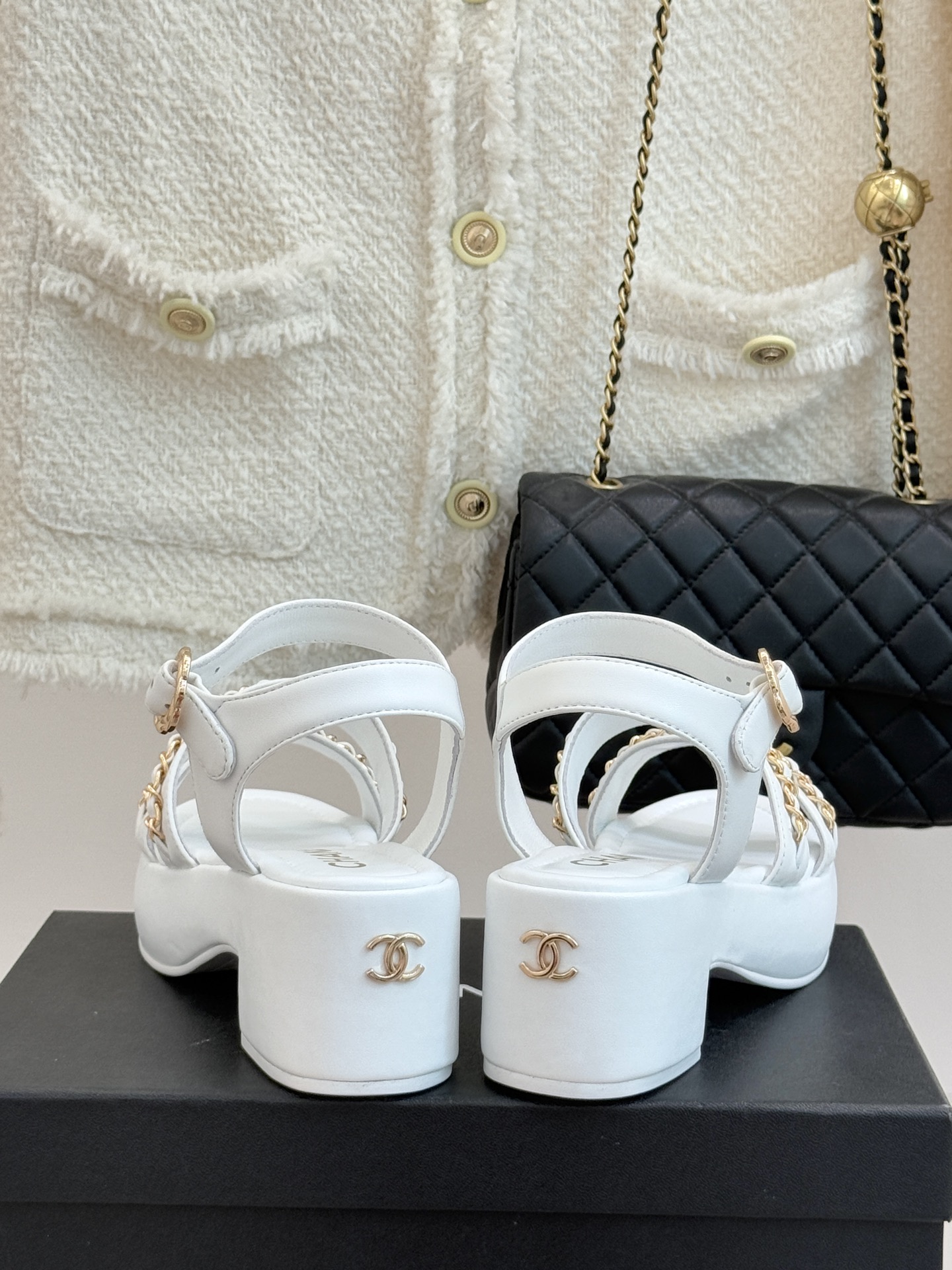 CHANE*｜小香25K新品双C链条厚底平底凉鞋当双C的光影交织链条的锋芒这款凉鞋便成了法式优雅的移动注