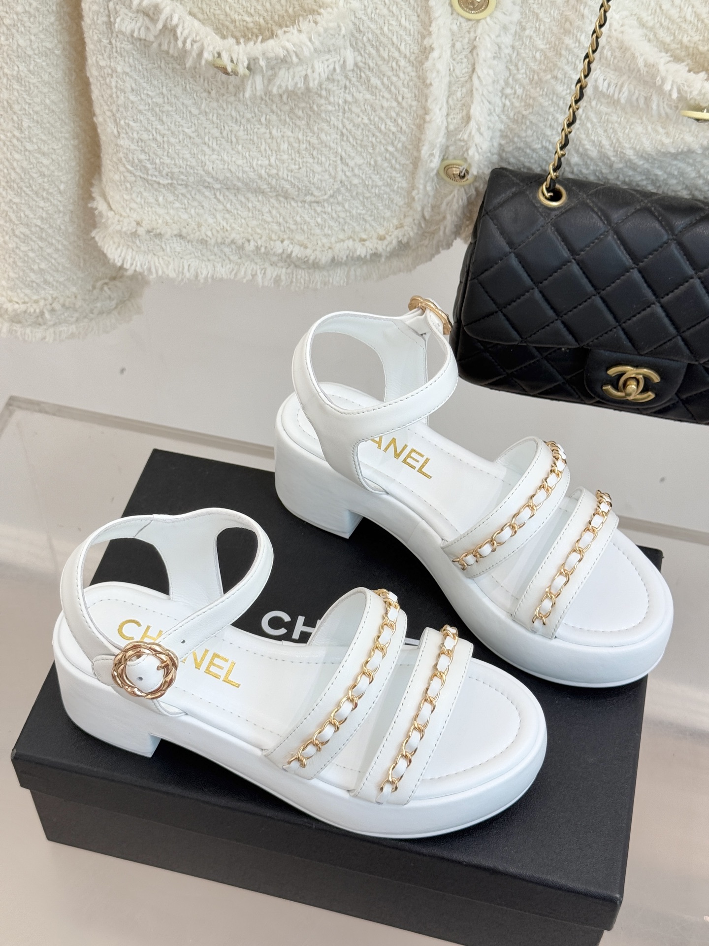 CHANE*｜小香25K新品双C链条厚底平底凉鞋当双C的光影交织链条的锋芒这款凉鞋便成了法式优雅的移动注