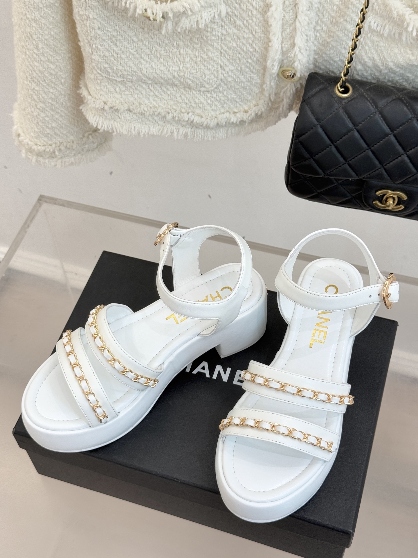 CHANE*｜小香25K新品双C链条厚底平底凉鞋当双C的光影交织链条的锋芒这款凉鞋便成了法式优雅的移动注