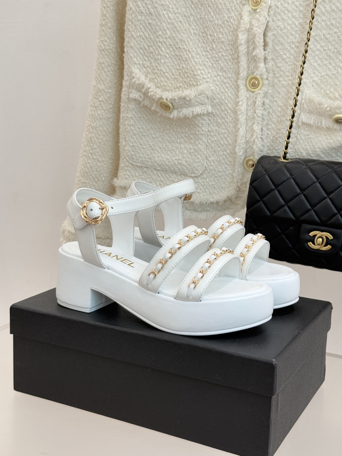 CHANE*｜小香25K新品双C链条厚底平底凉鞋当双C的光影交织链条的锋芒这款凉鞋便成了法式优雅的移动注