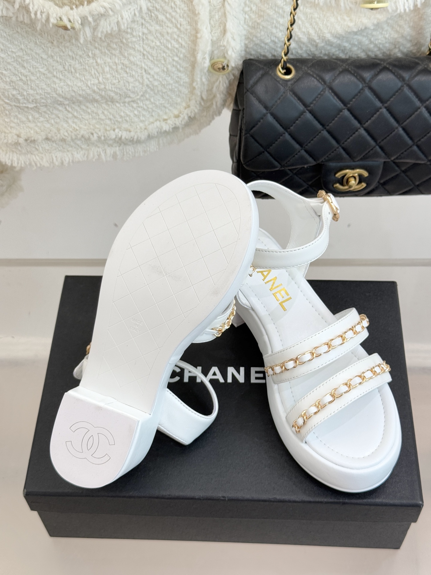 CHANE*｜小香25K新品双C链条厚底平底凉鞋当双C的光影交织链条的锋芒这款凉鞋便成了法式优雅的移动注