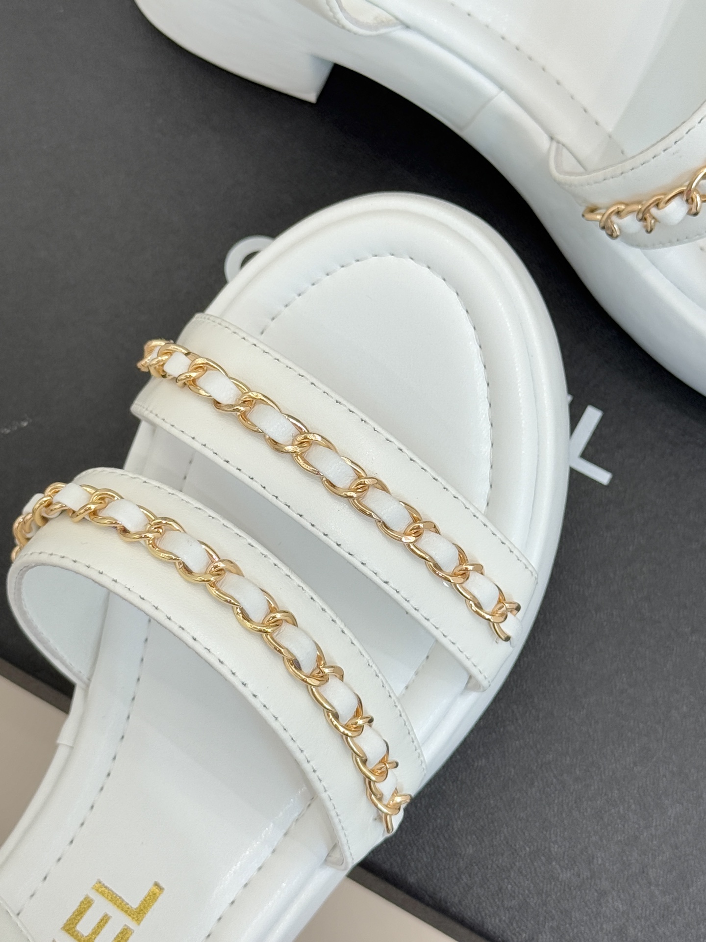 CHANE*｜小香25K新品双C链条厚底平底凉鞋当双C的光影交织链条的锋芒这款凉鞋便成了法式优雅的移动注