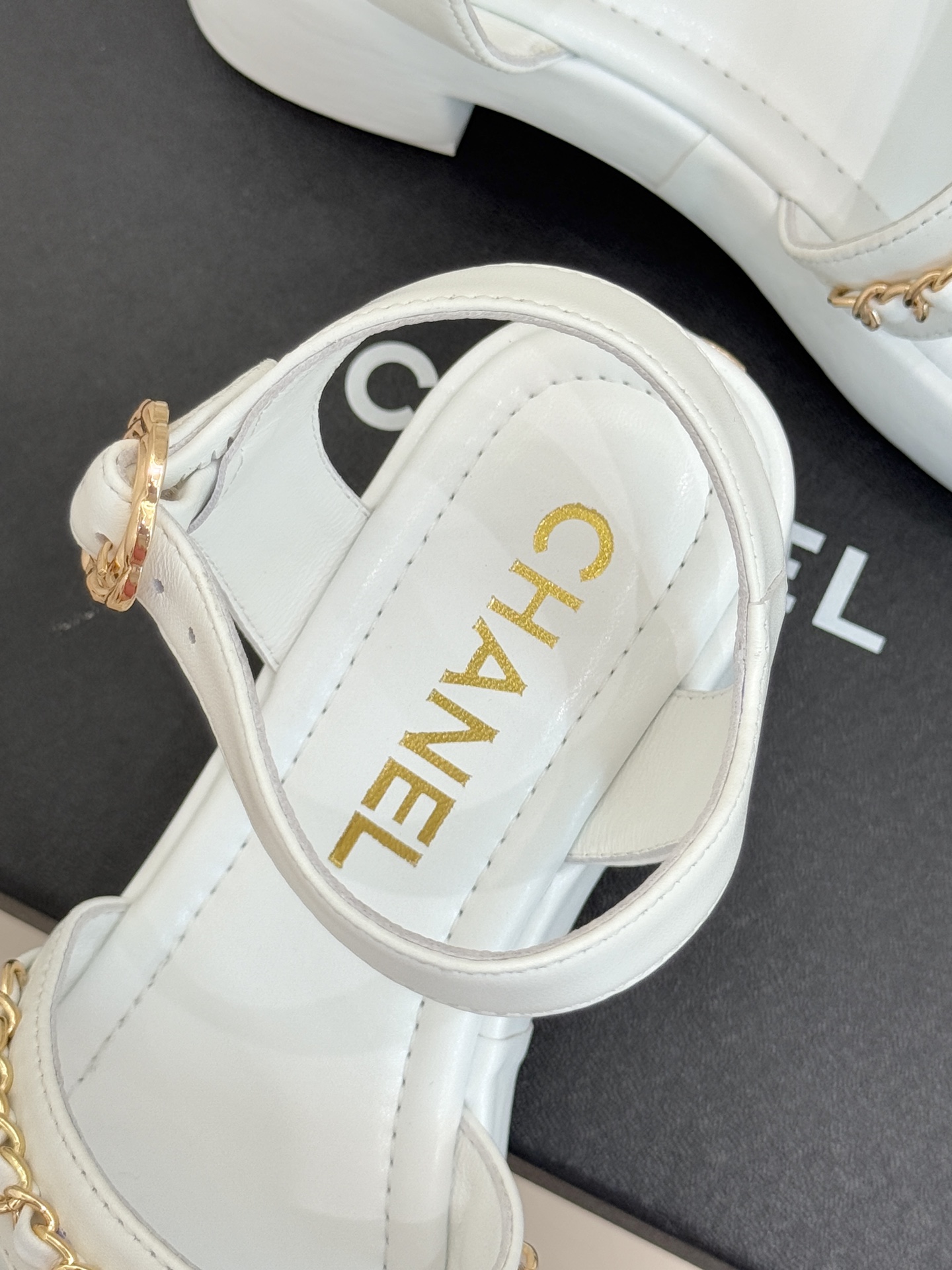 CHANE*｜小香25K新品双C链条厚底平底凉鞋当双C的光影交织链条的锋芒这款凉鞋便成了法式优雅的移动注