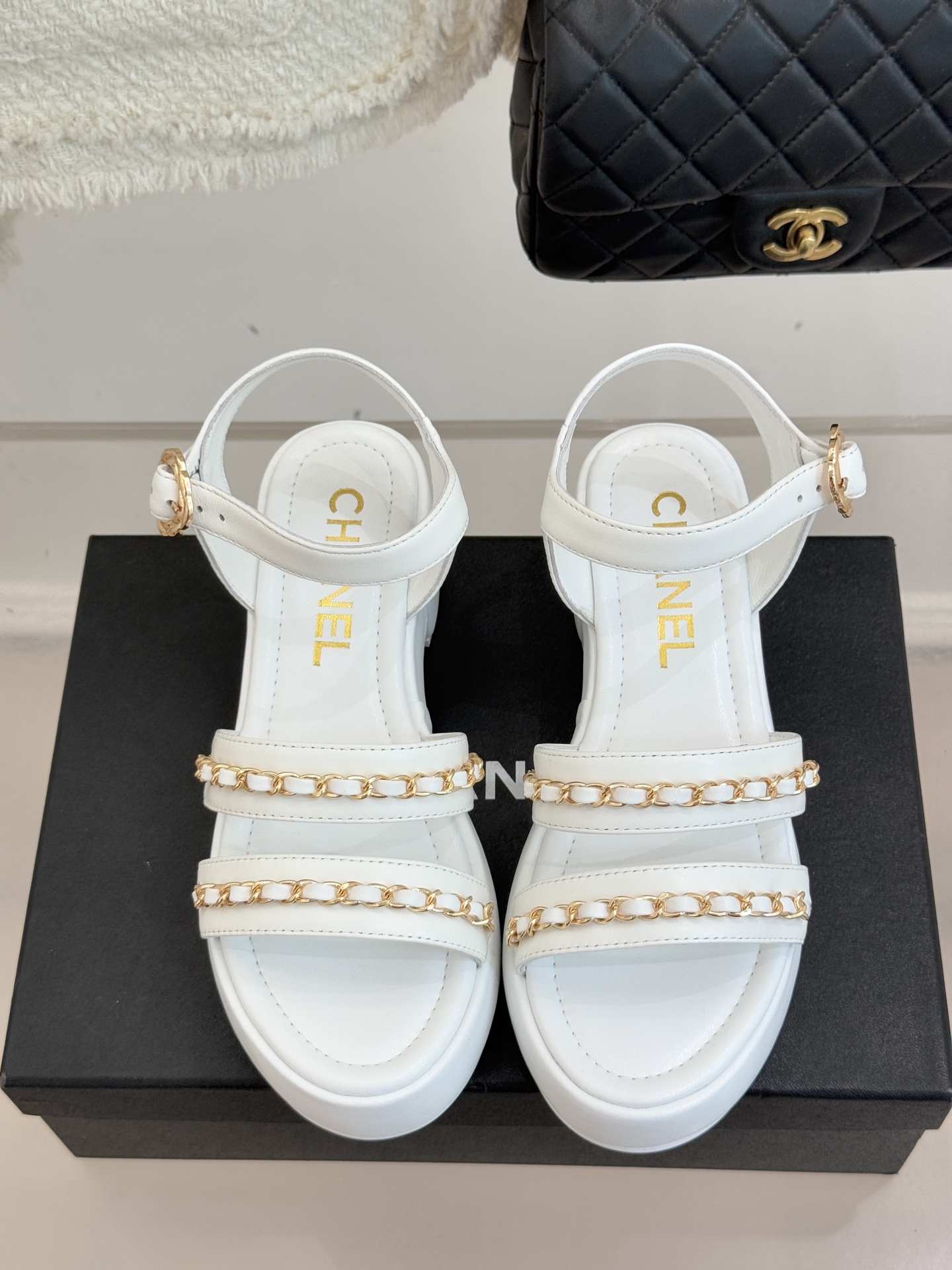 CHANE*｜小香25K新品双C链条厚底平底凉鞋当双C的光影交织链条的锋芒这款凉鞋便成了法式优雅的移动注