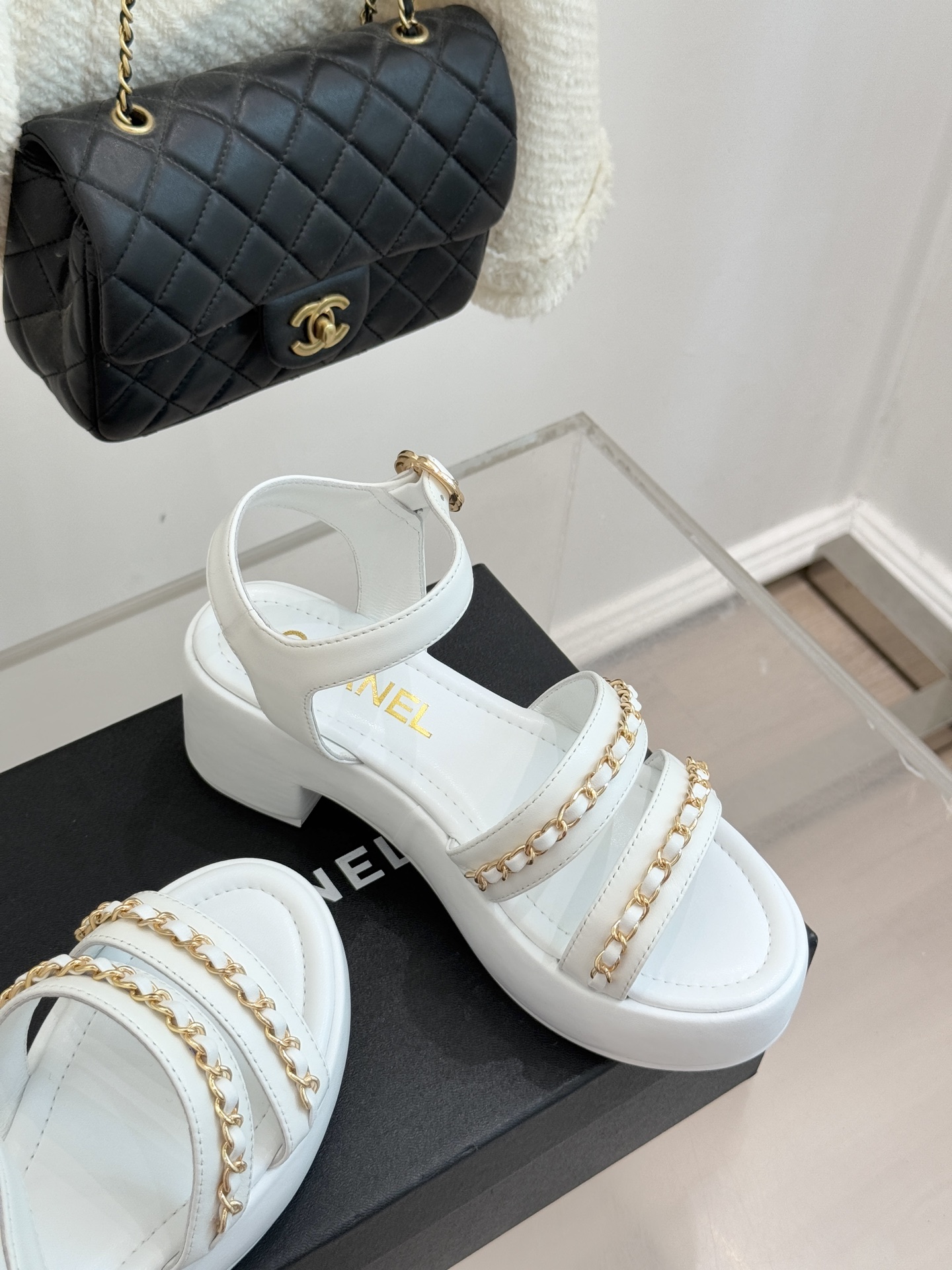 CHANE*｜小香25K新品双C链条厚底平底凉鞋当双C的光影交织链条的锋芒这款凉鞋便成了法式优雅的移动注