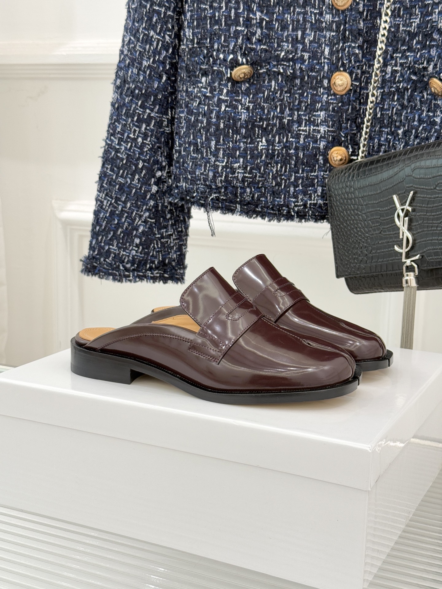 Maison Margiela｜MM6经典分趾德比乐福半拖当15世纪日本足袋的东方基因碰撞德比鞋的利落线