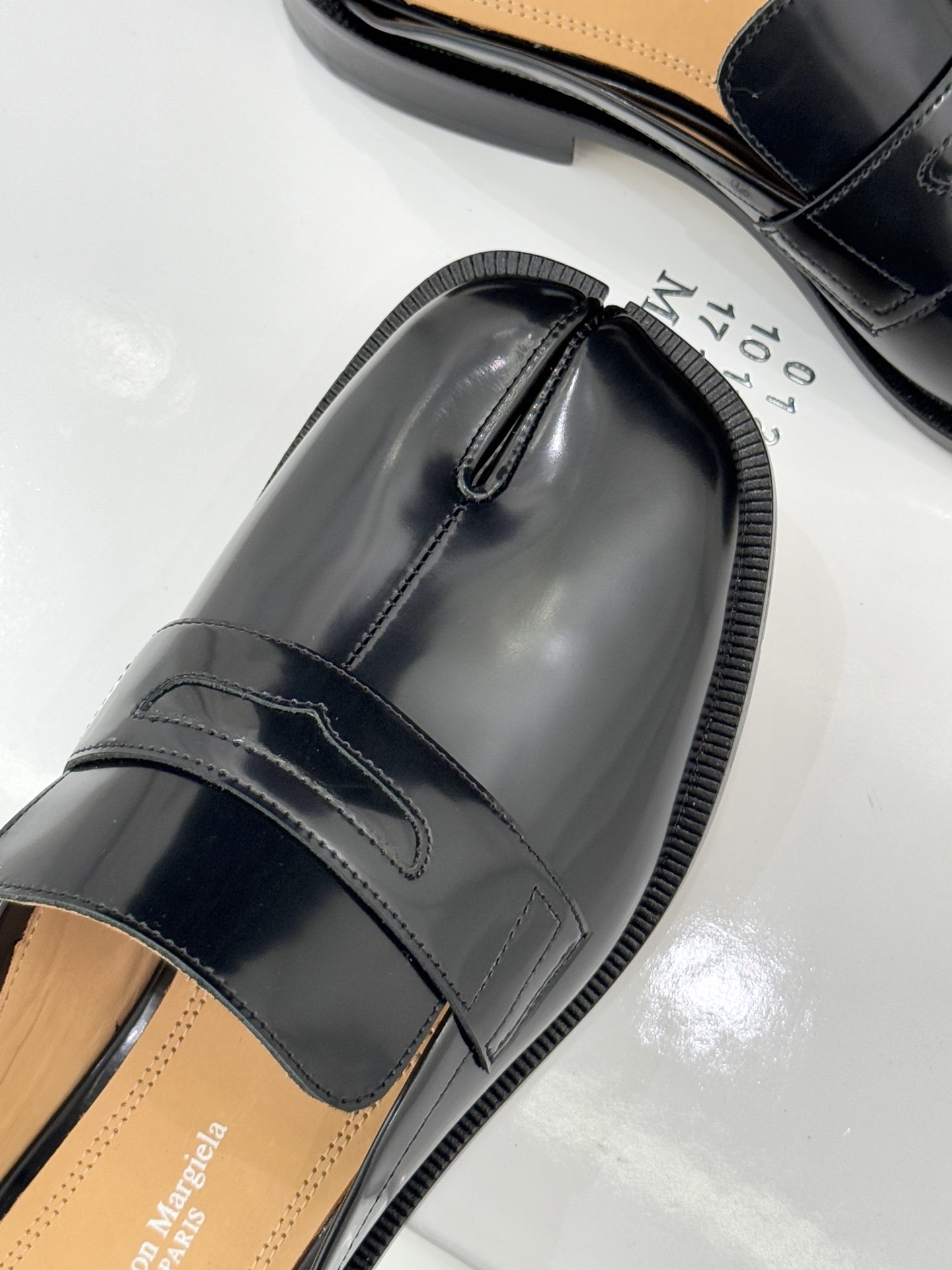 Maison Margiela｜MM6经典分趾德比乐福半拖当15世纪日本足袋的东方基因碰撞德比鞋的利落线
