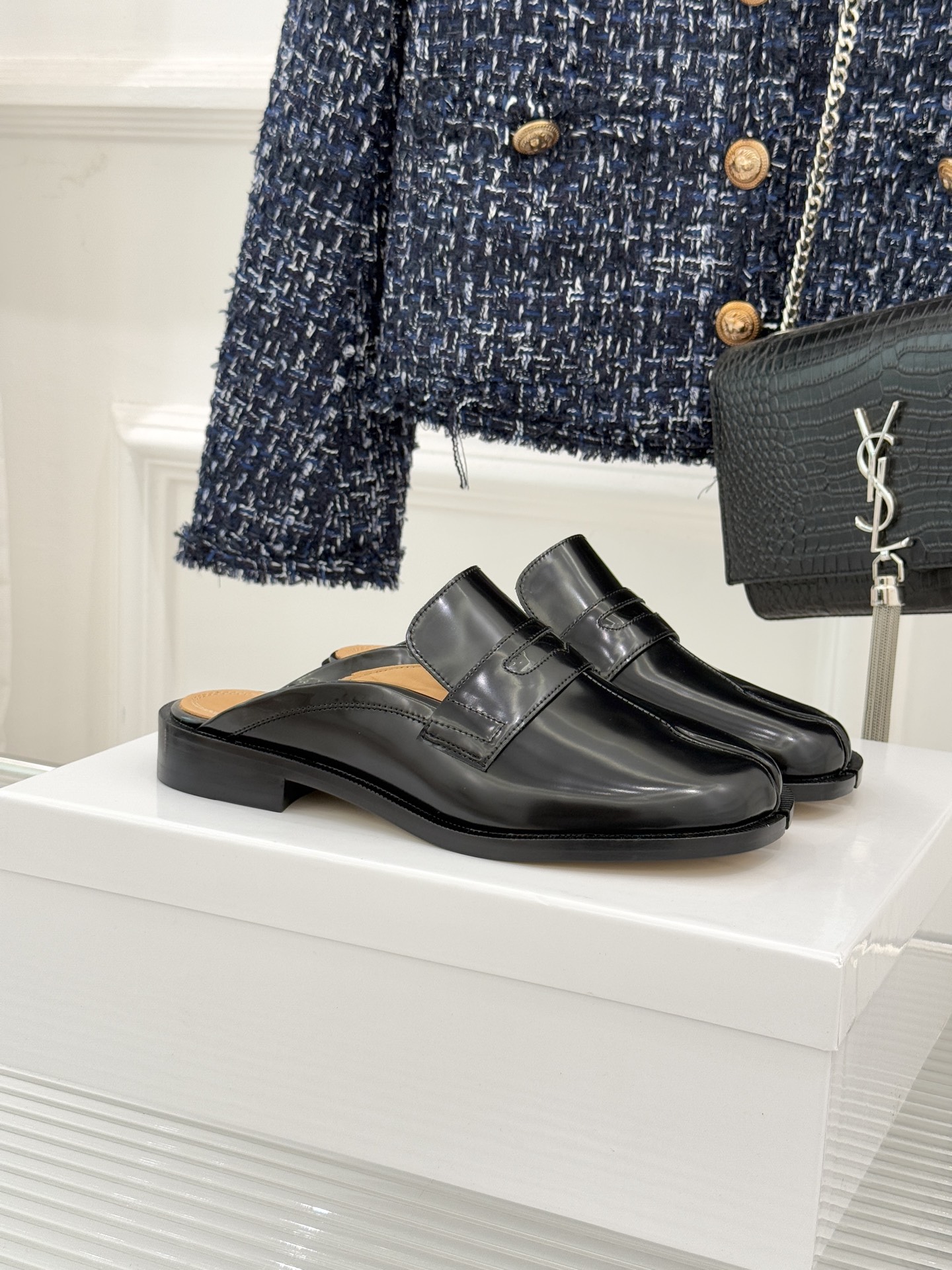 Maison Margiela｜MM6经典分趾德比乐福半拖当15世纪日本足袋的东方基因碰撞德比鞋的利落线