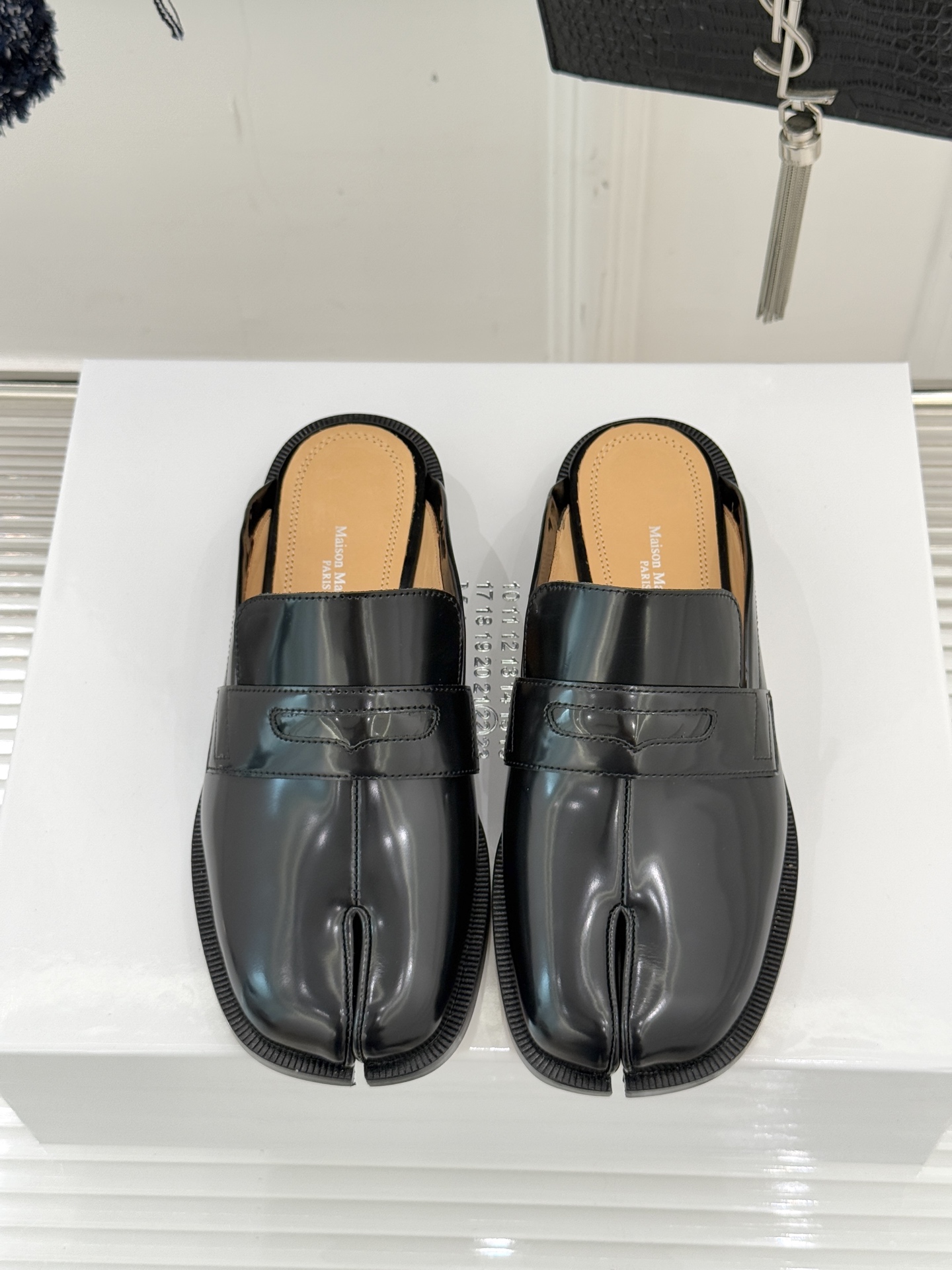 Maison Margiela｜MM6经典分趾德比乐福半拖当15世纪日本足袋的东方基因碰撞德比鞋的利落线