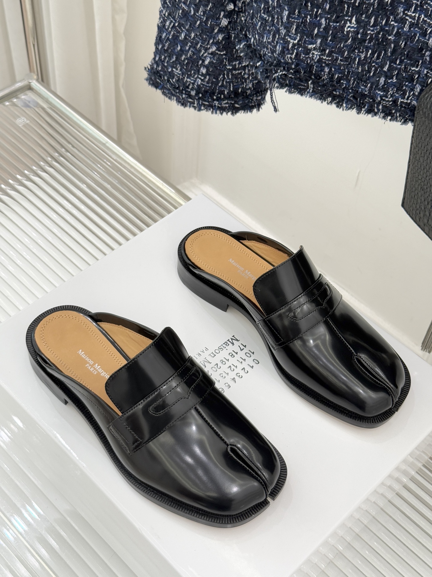 Maison Margiela｜MM6经典分趾德比乐福半拖当15世纪日本足袋的东方基因碰撞德比鞋的利落线