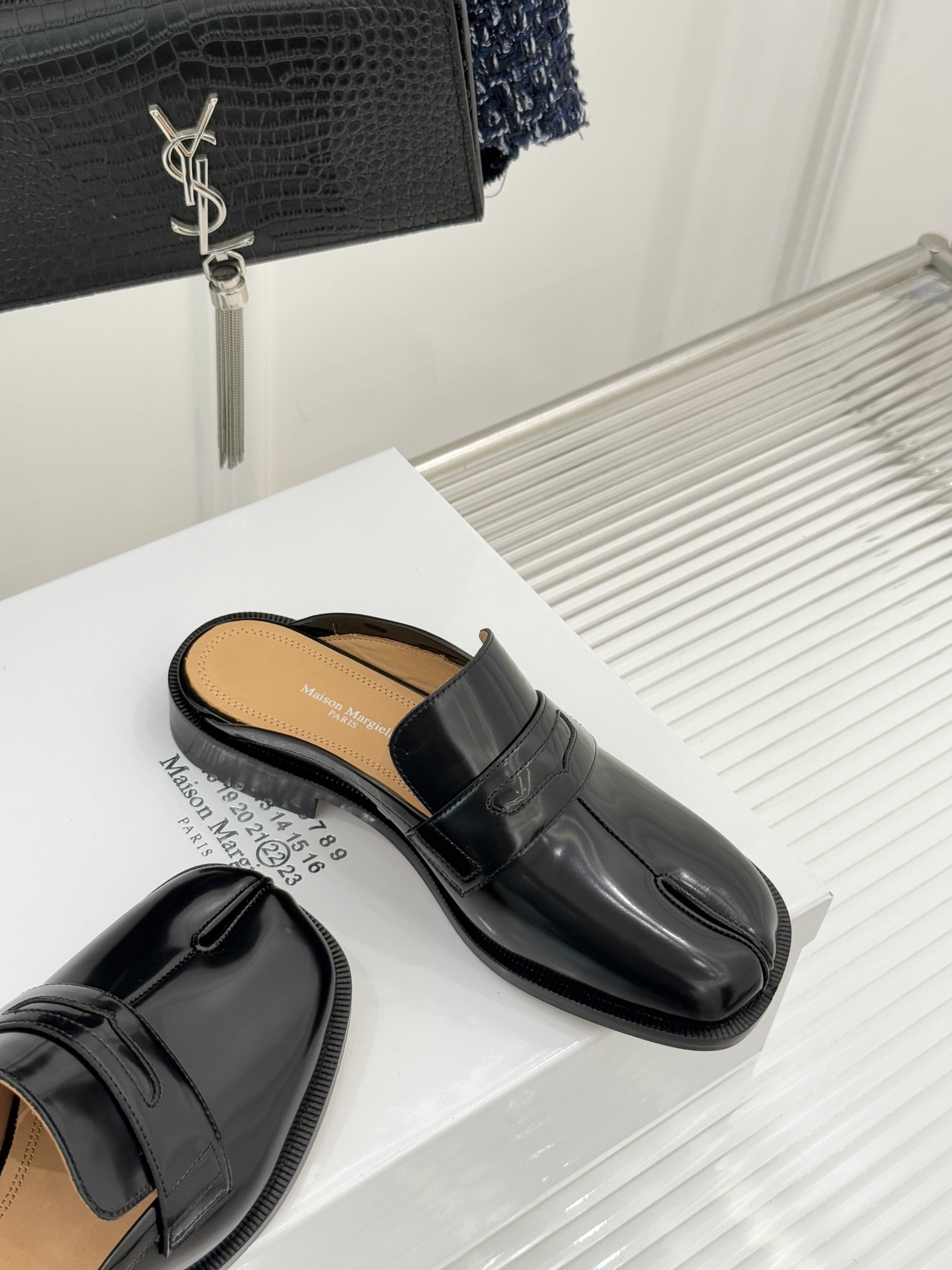 Maison Margiela｜MM6经典分趾德比乐福半拖当15世纪日本足袋的东方基因碰撞德比鞋的利落线