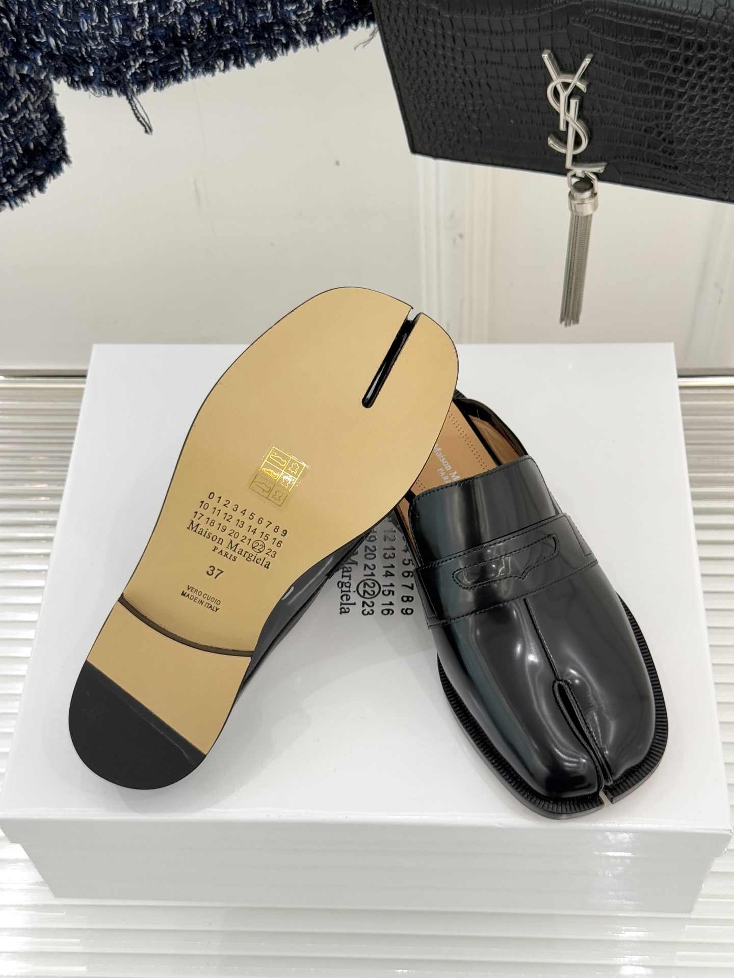 Maison Margiela｜MM6经典分趾德比乐福半拖当15世纪日本足袋的东方基因碰撞德比鞋的利落线