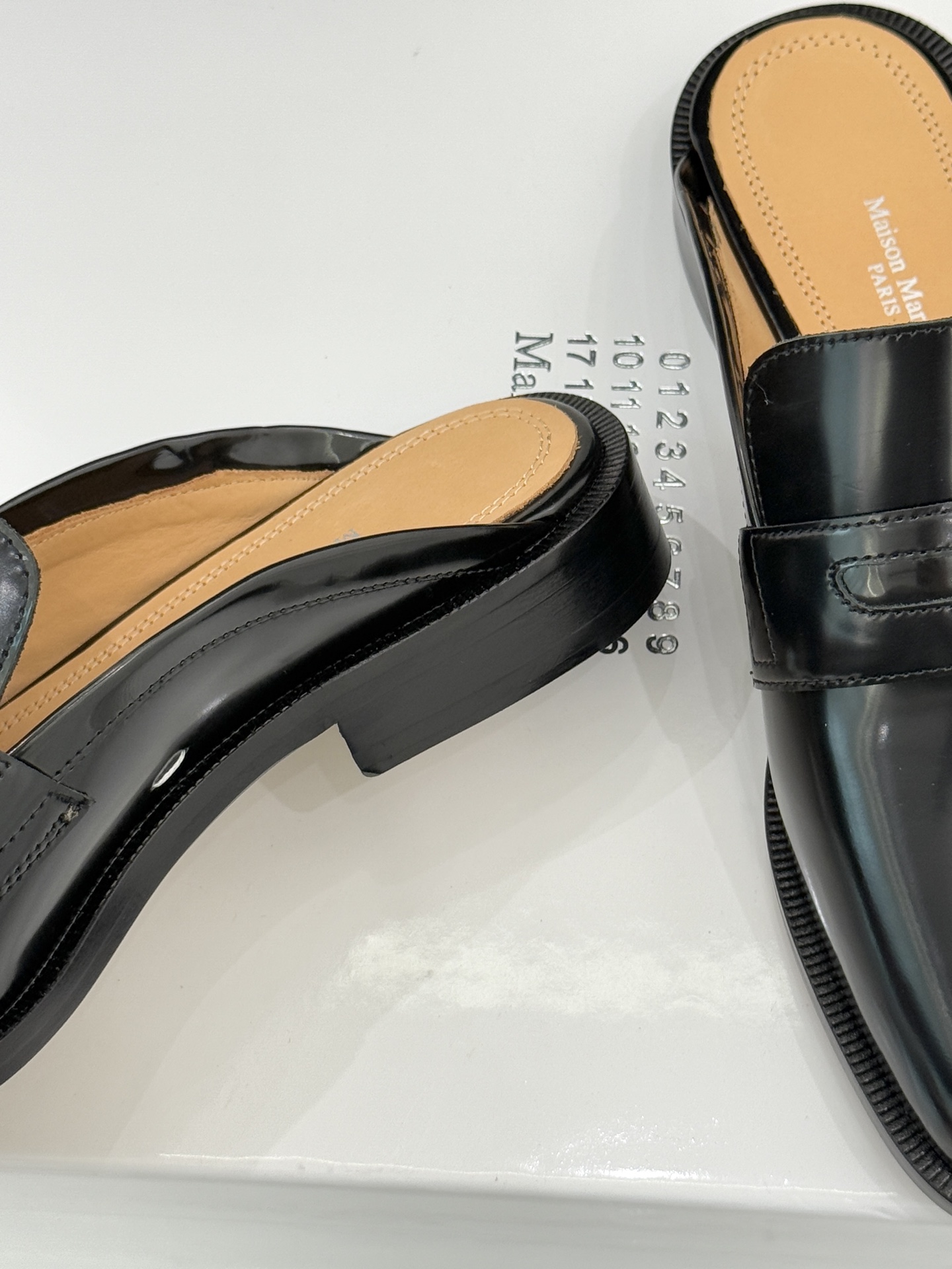 Maison Margiela｜MM6经典分趾德比乐福半拖当15世纪日本足袋的东方基因碰撞德比鞋的利落线