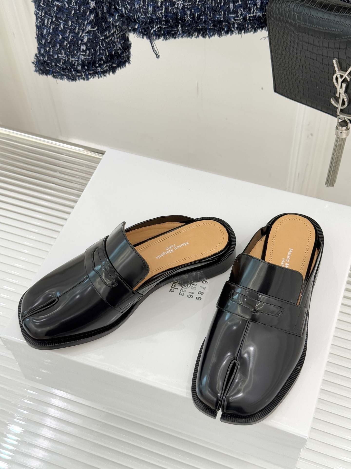 Maison Margiela｜MM6经典分趾德比乐福半拖当15世纪日本足袋的东方基因碰撞德比鞋的利落线