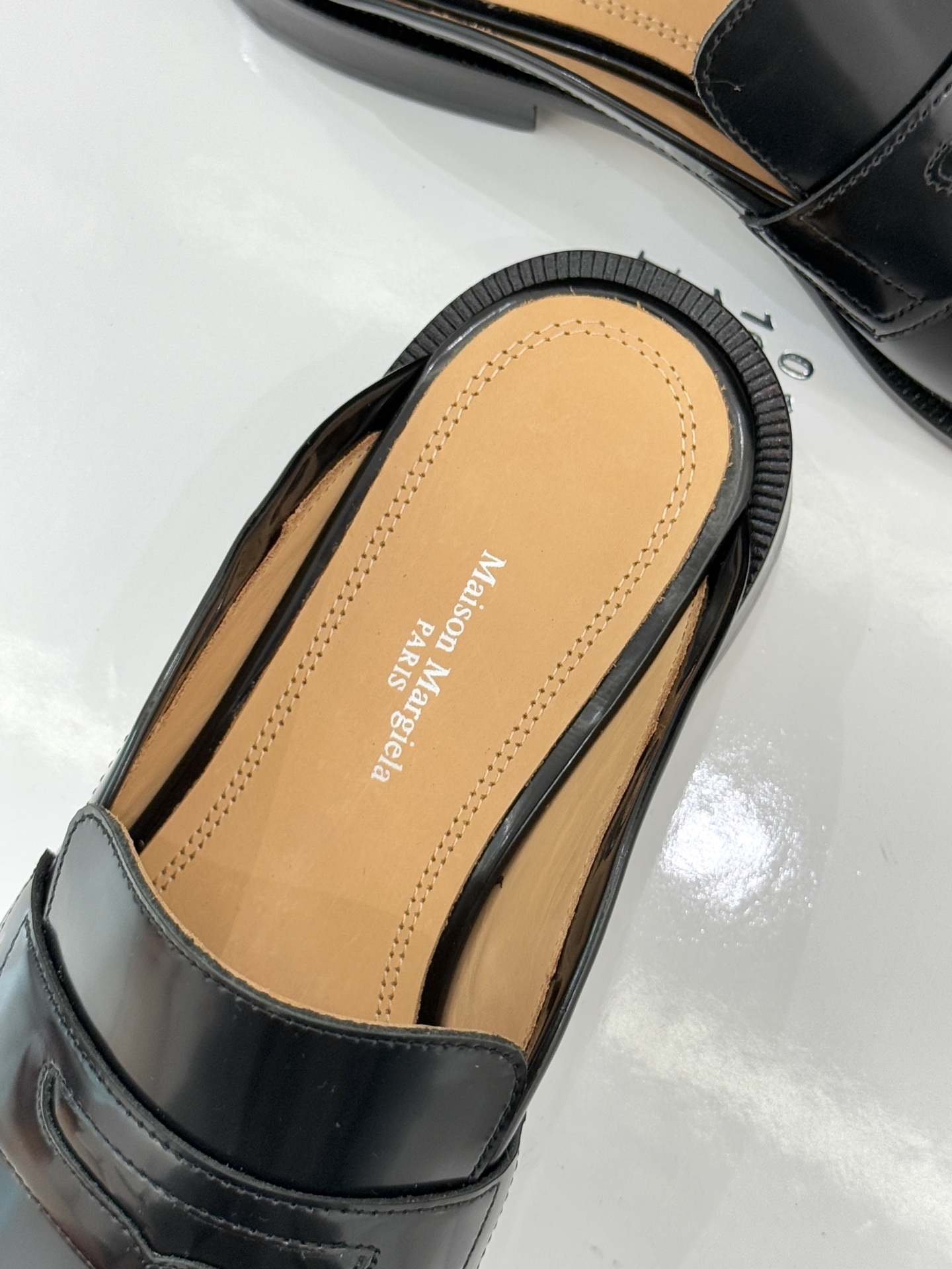 Maison Margiela｜MM6经典分趾德比乐福半拖当15世纪日本足袋的东方基因碰撞德比鞋的利落线