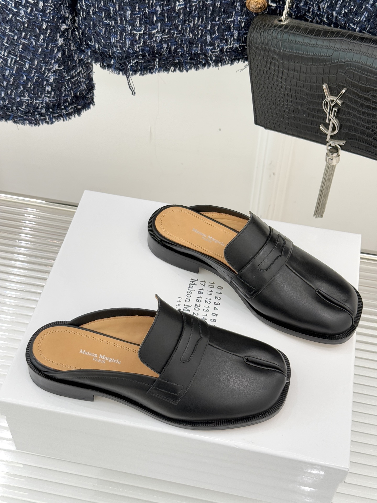 Maison Margiela｜MM6经典分趾德比乐福半拖当15世纪日本足袋的东方基因碰撞德比鞋的利落线