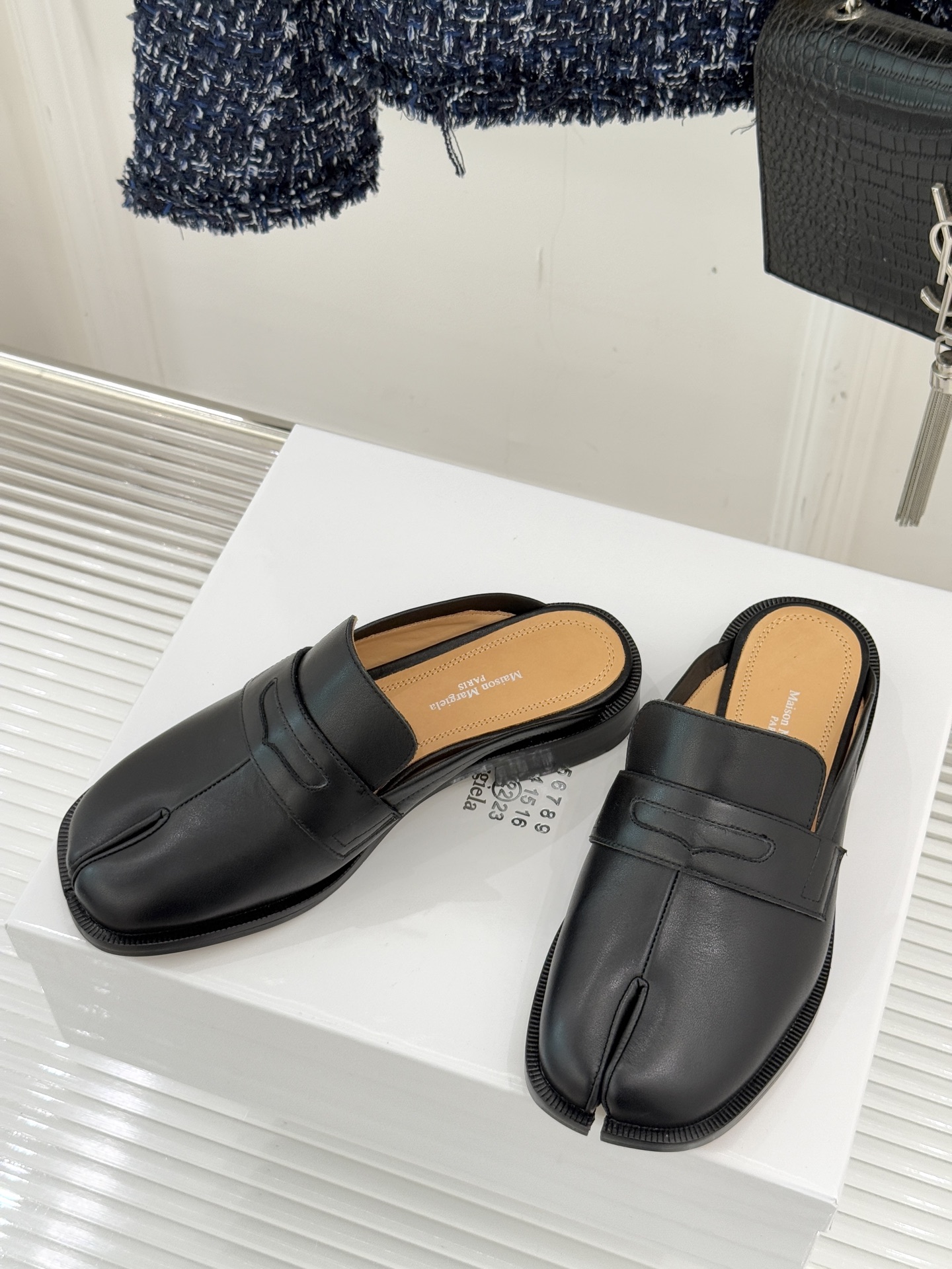 Maison Margiela｜MM6经典分趾德比乐福半拖当15世纪日本足袋的东方基因碰撞德比鞋的利落线