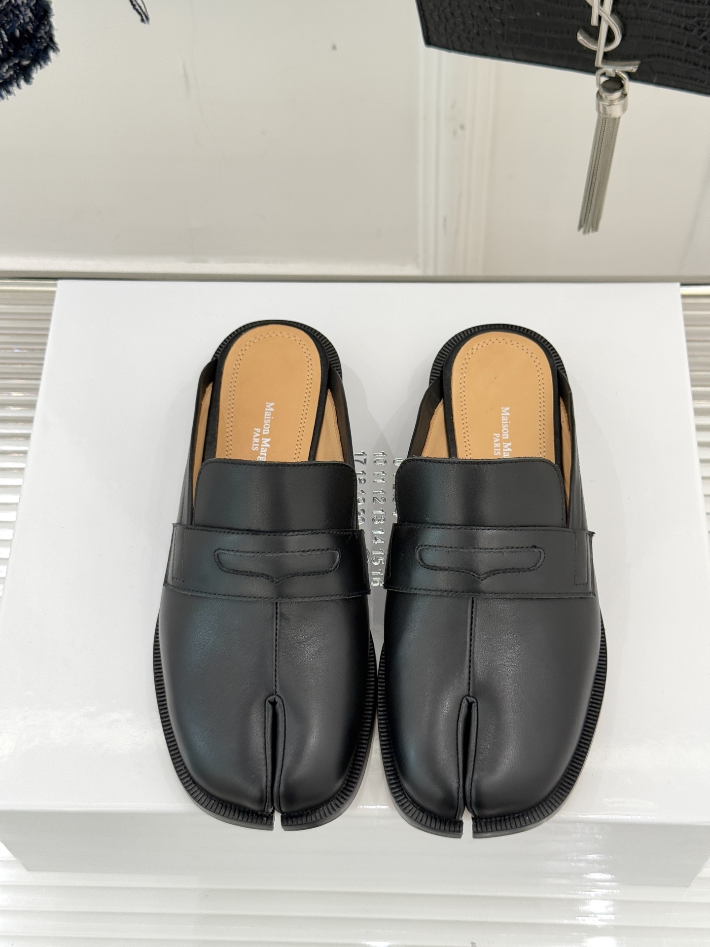 Maison Margiela｜MM6经典分趾德比乐福半拖当15世纪日本足袋的东方基因碰撞德比鞋的利落线