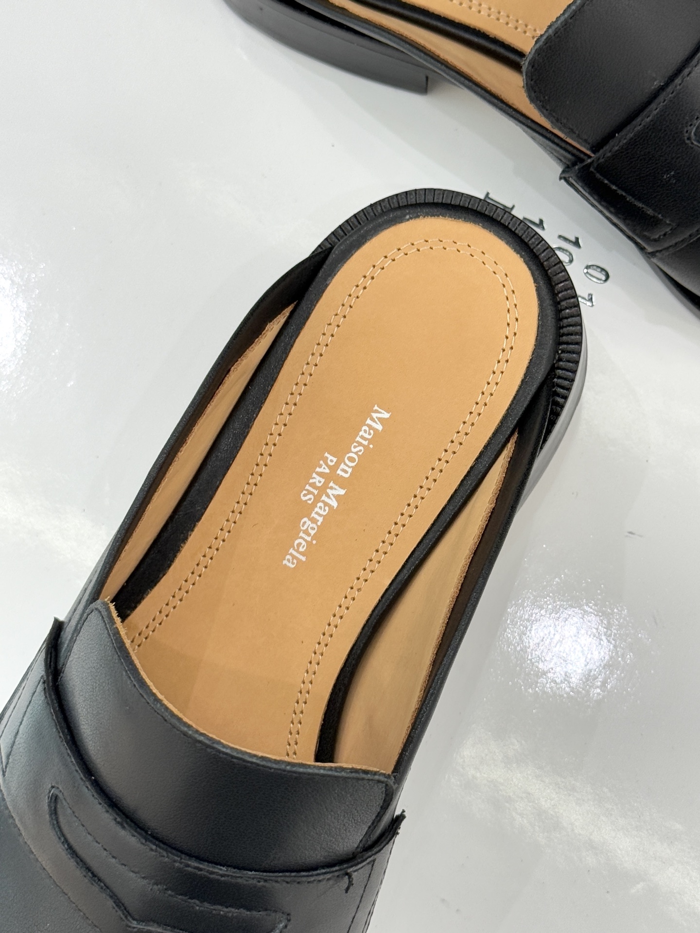 Maison Margiela｜MM6经典分趾德比乐福半拖当15世纪日本足袋的东方基因碰撞德比鞋的利落线