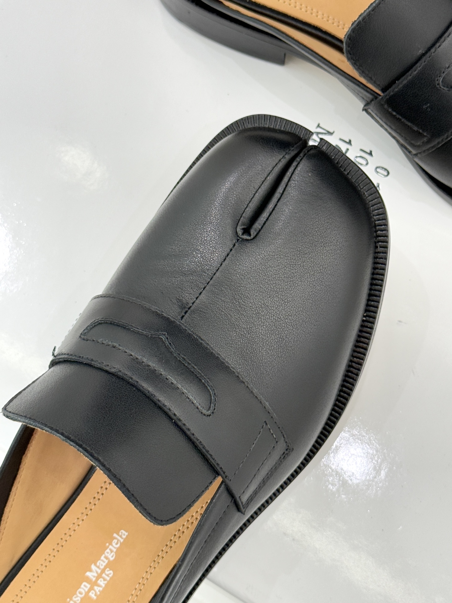 Maison Margiela｜MM6经典分趾德比乐福半拖当15世纪日本足袋的东方基因碰撞德比鞋的利落线