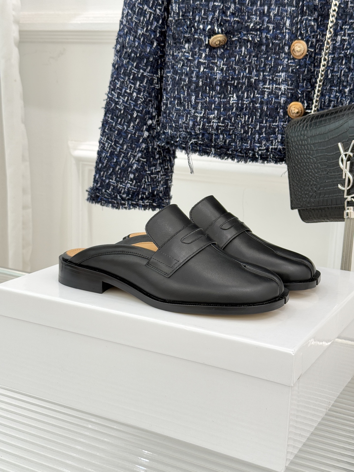 Maison Margiela｜MM6经典分趾德比乐福半拖当15世纪日本足袋的东方基因碰撞德比鞋的利落线