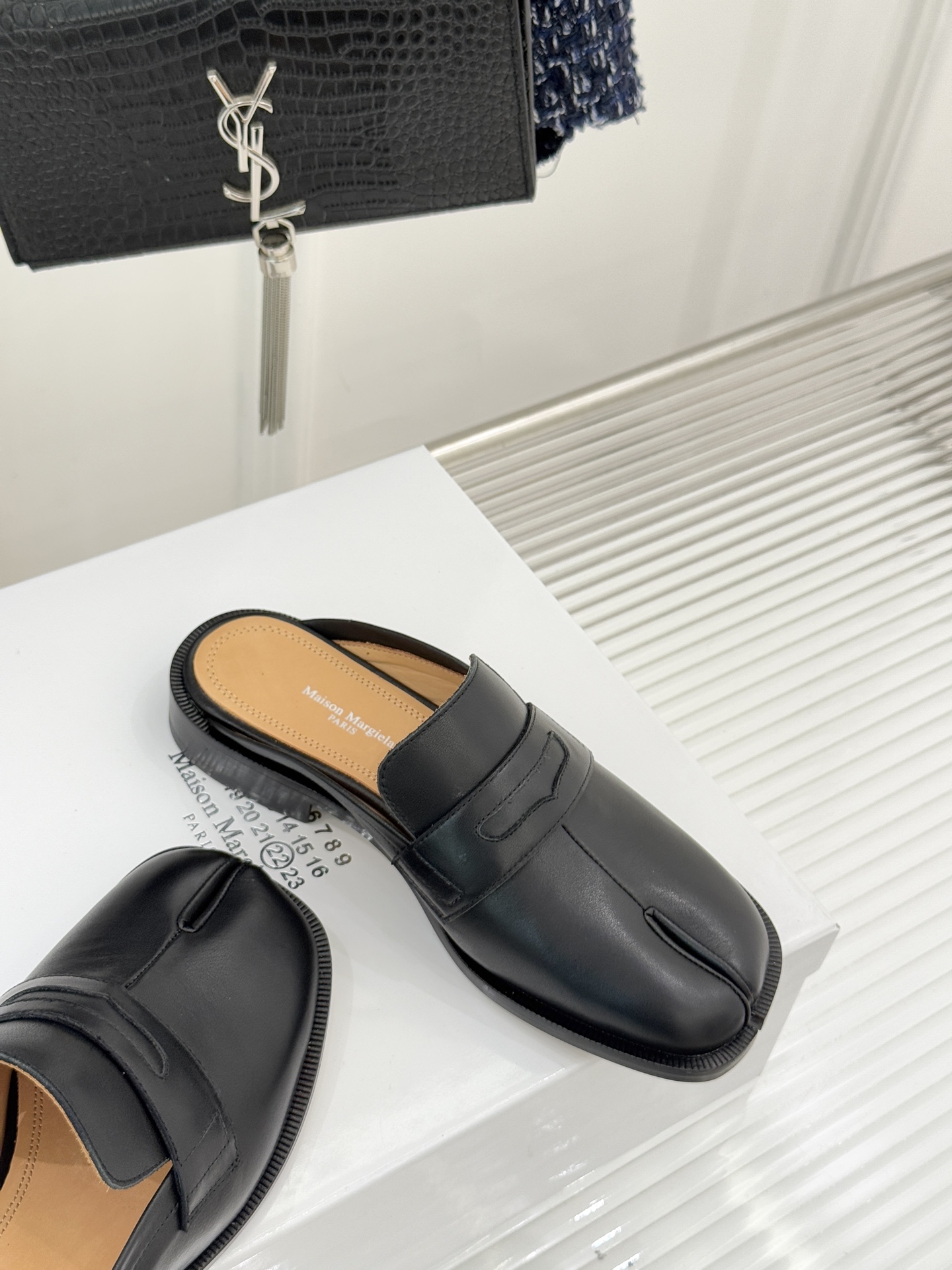 Maison Margiela｜MM6经典分趾德比乐福半拖当15世纪日本足袋的东方基因碰撞德比鞋的利落线