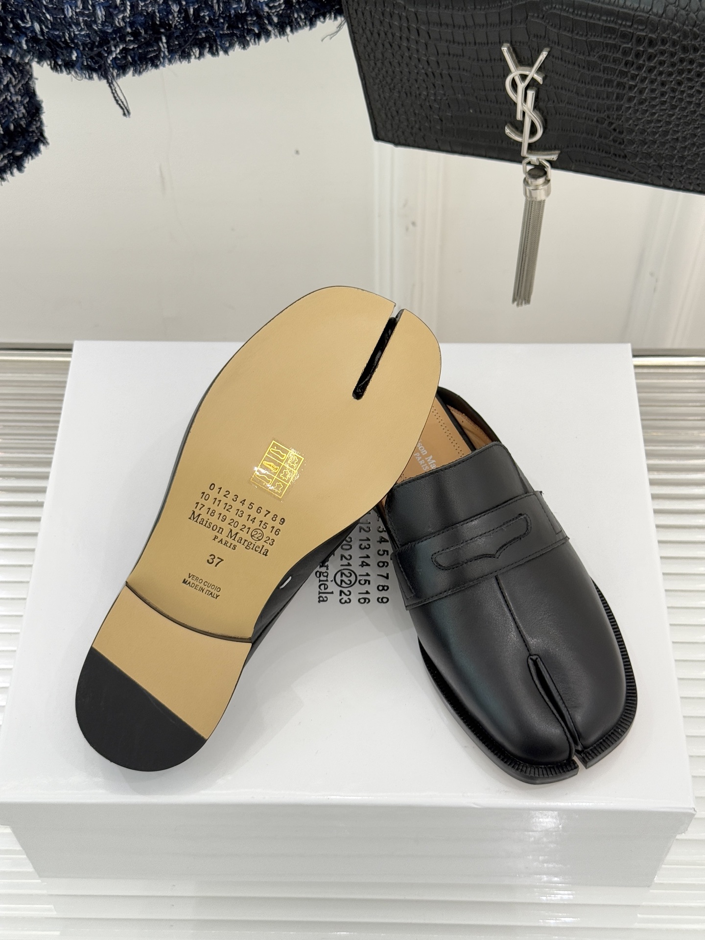 Maison Margiela｜MM6经典分趾德比乐福半拖当15世纪日本足袋的东方基因碰撞德比鞋的利落线