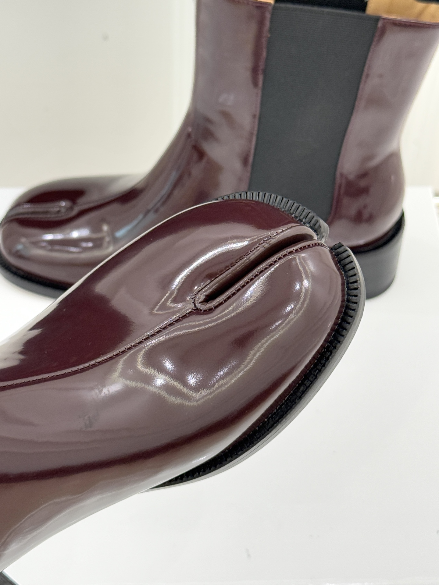 Maison Margiela｜MM625WF新品爆款tabi分趾切尔西短靴当哥特式建筑的凌厉线条邂逅东