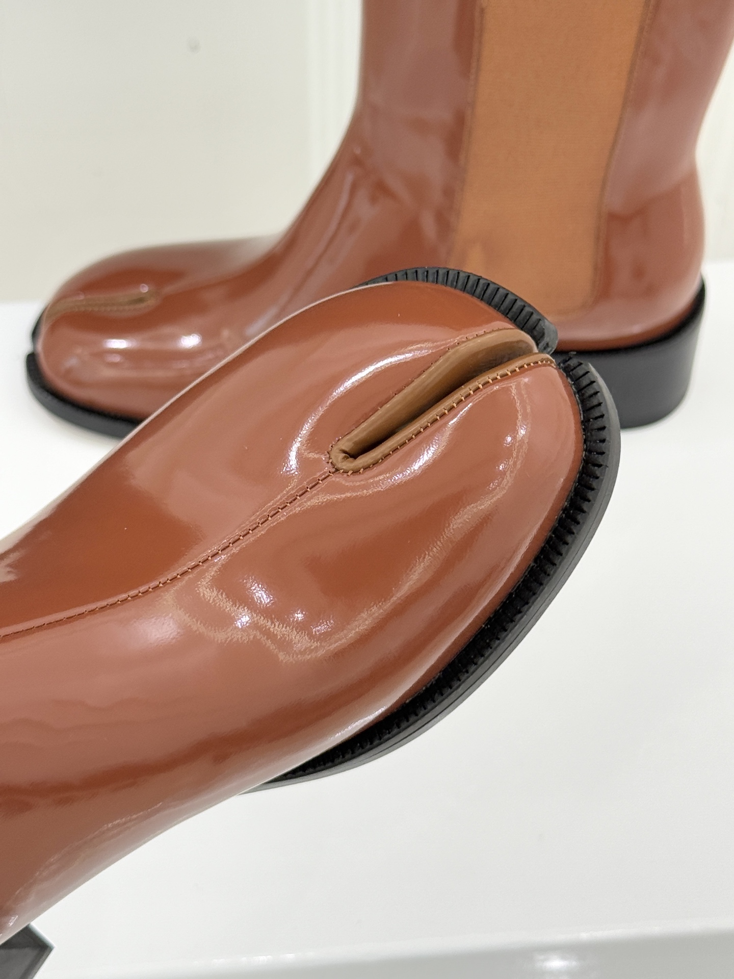 Maison Margiela｜MM625WF新品爆款tabi分趾切尔西短靴当哥特式建筑的凌厉线条邂逅东