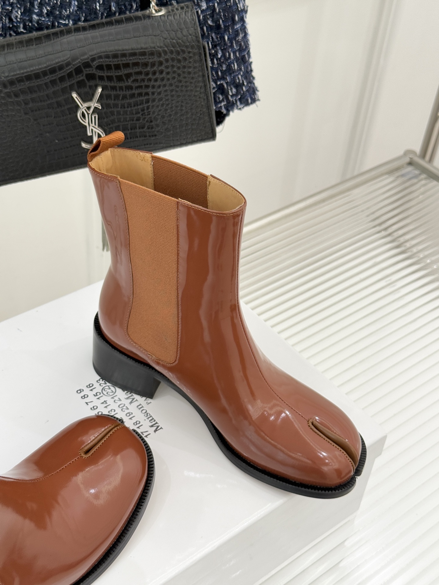 Maison Margiela｜MM625WF新品爆款tabi分趾切尔西短靴当哥特式建筑的凌厉线条邂逅东
