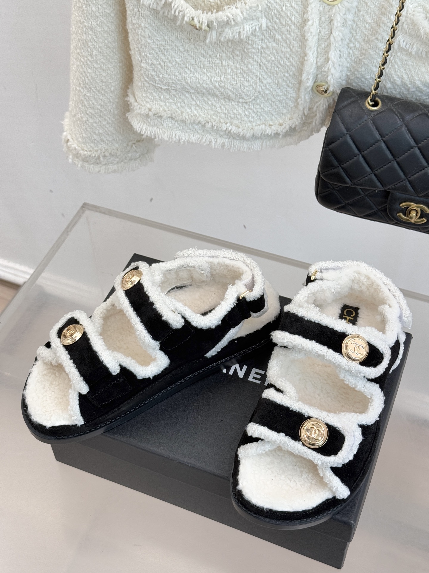 CHANE*｜小香25K新品魔术贴沙滩羊毛凉鞋当南法海岸的风掠过脚背这款羊毛凉鞋正书写度假美学新章体育界