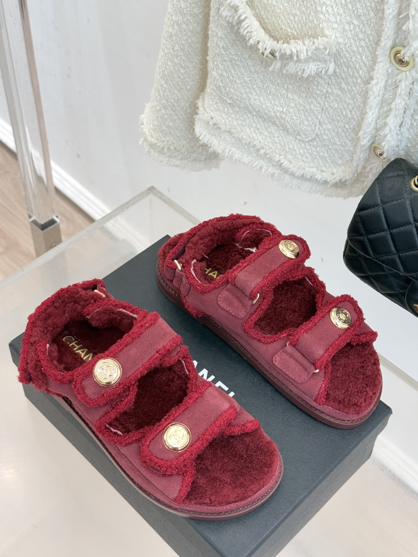 CHANE*｜小香25K新品魔术贴沙滩羊毛凉鞋当南法海岸的风掠过脚背这款羊毛凉鞋正书写度假美学新章体育界