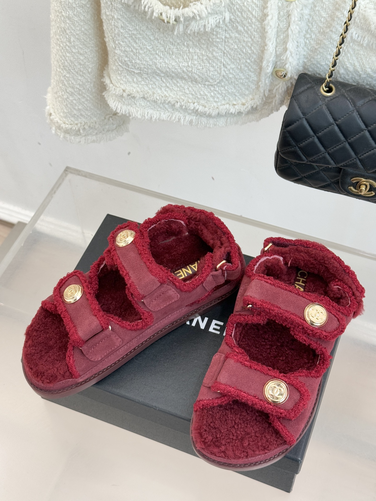 CHANE*｜小香25K新品魔术贴沙滩羊毛凉鞋当南法海岸的风掠过脚背这款羊毛凉鞋正书写度假美学新章体育界