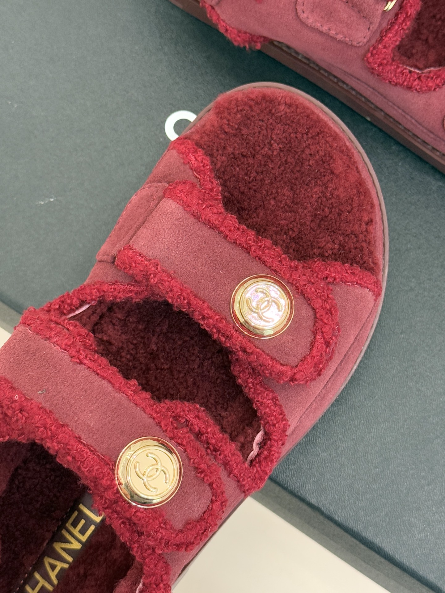 CHANE*｜小香25K新品魔术贴沙滩羊毛凉鞋当南法海岸的风掠过脚背这款羊毛凉鞋正书写度假美学新章体育界