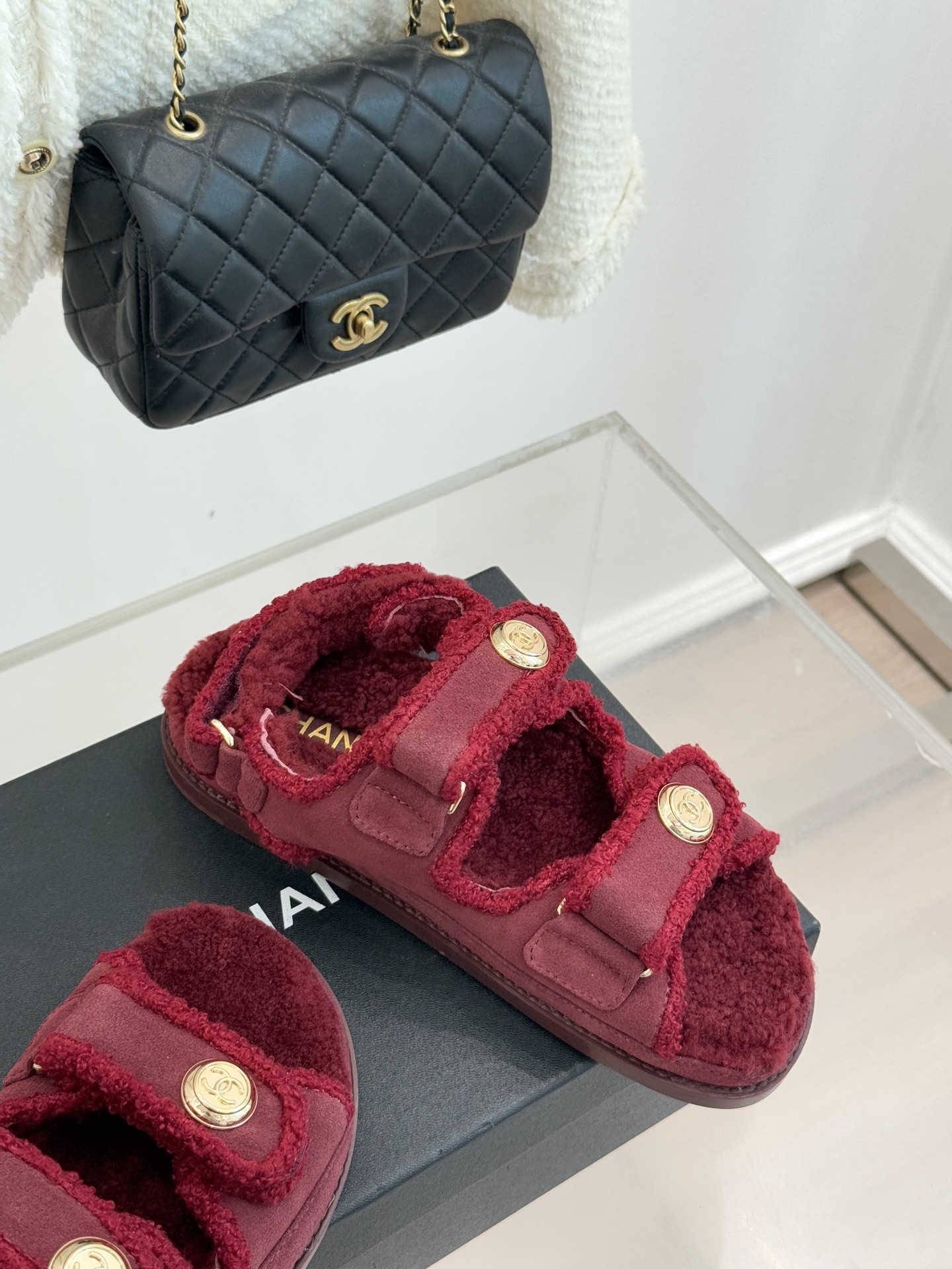 CHANE*｜小香25K新品魔术贴沙滩羊毛凉鞋当南法海岸的风掠过脚背这款羊毛凉鞋正书写度假美学新章体育界