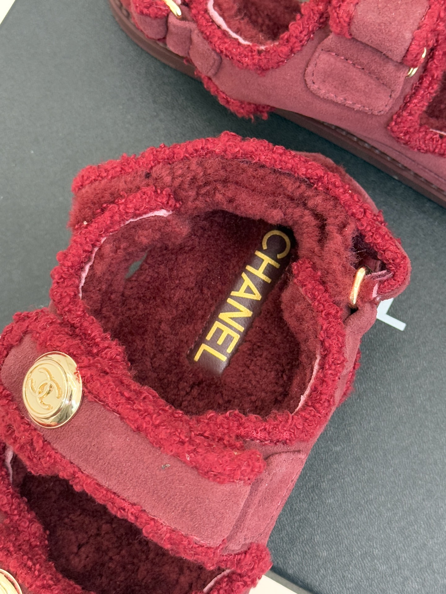 CHANE*｜小香25K新品魔术贴沙滩羊毛凉鞋当南法海岸的风掠过脚背这款羊毛凉鞋正书写度假美学新章体育界